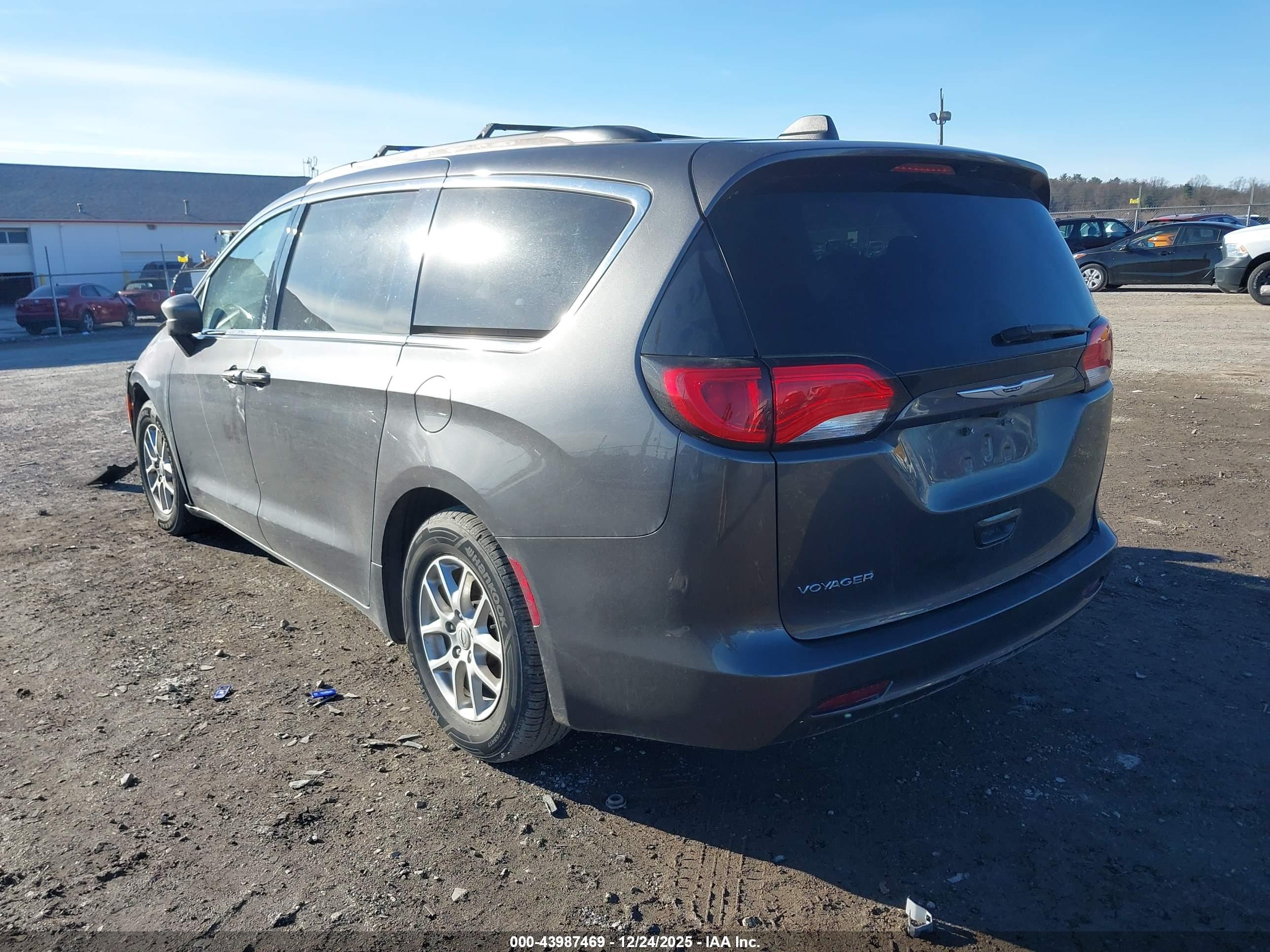 CHRYSLER VOYAGER image 3