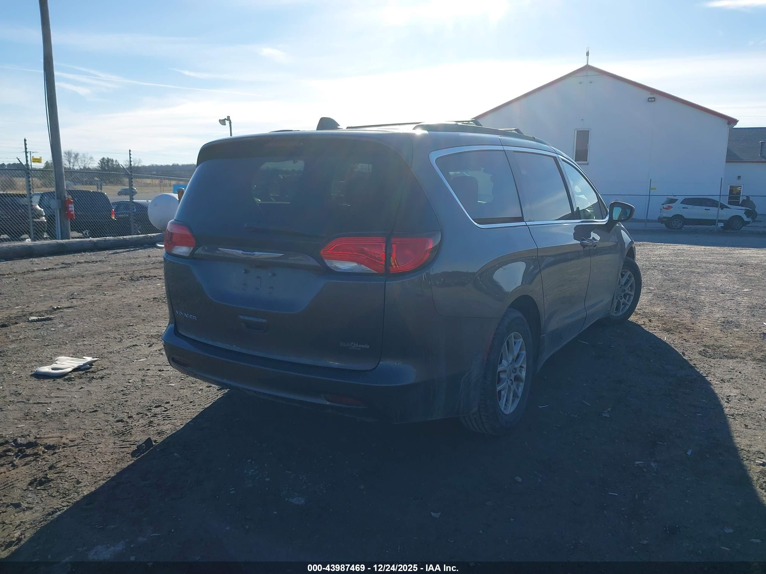 CHRYSLER VOYAGER image 4