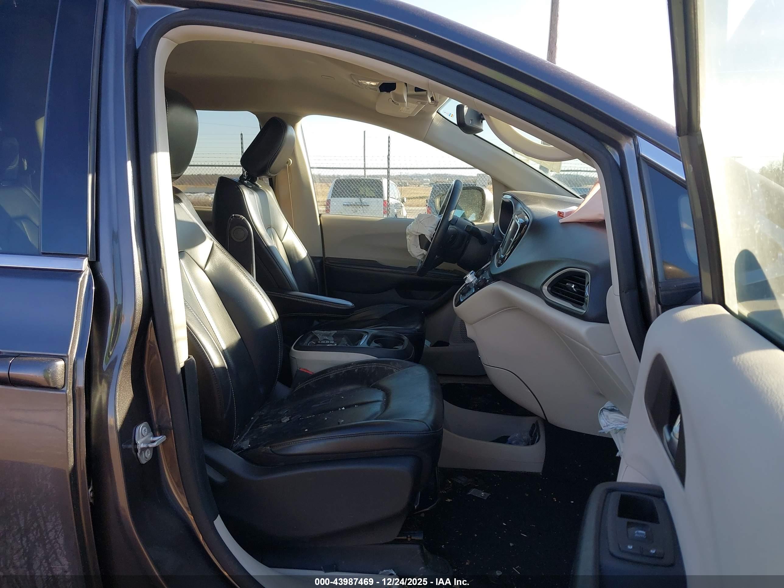 CHRYSLER VOYAGER image 5