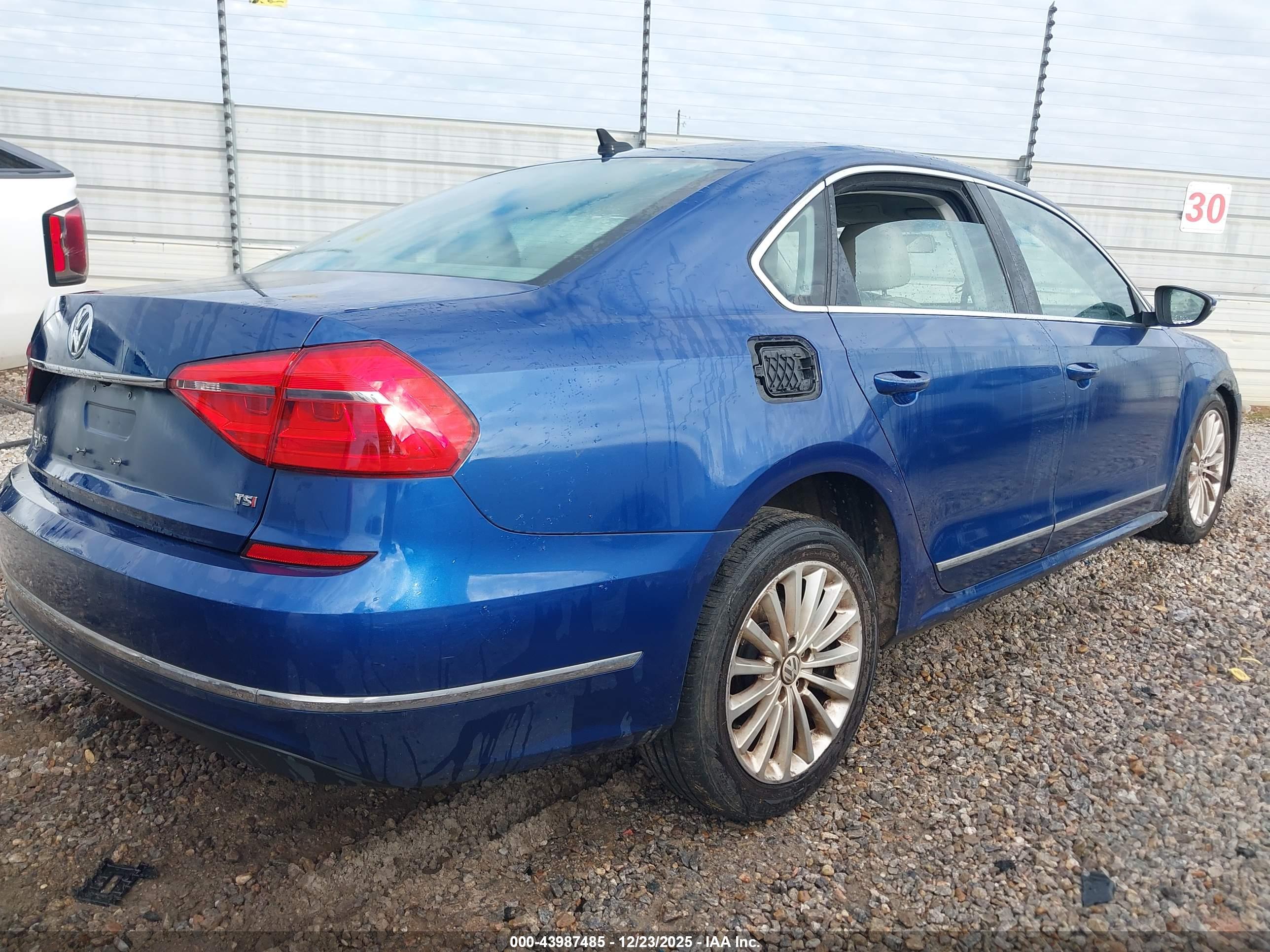 VOLKSWAGEN PASSAT image 4