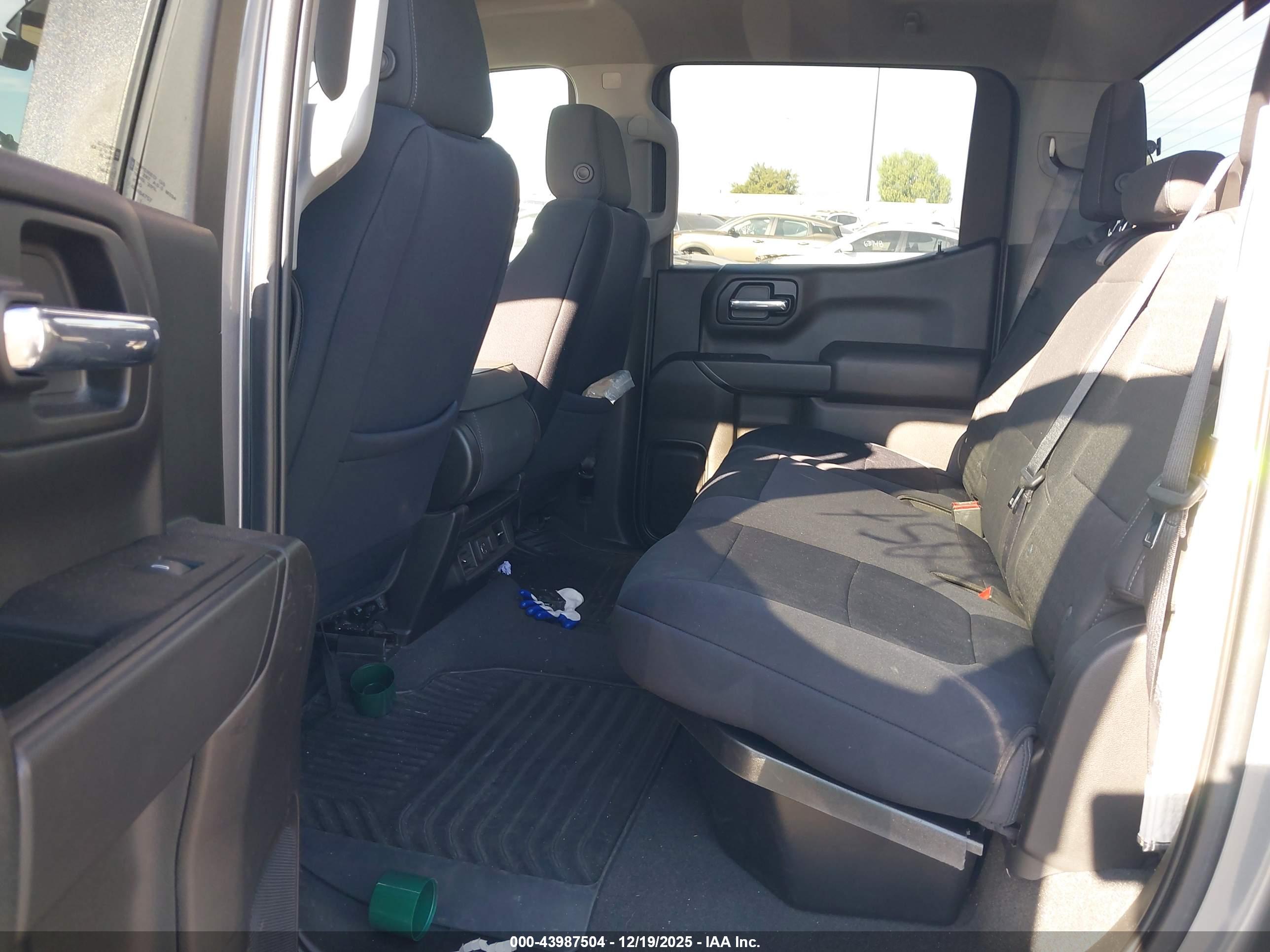 CHEVROLET SILVERADO image 8