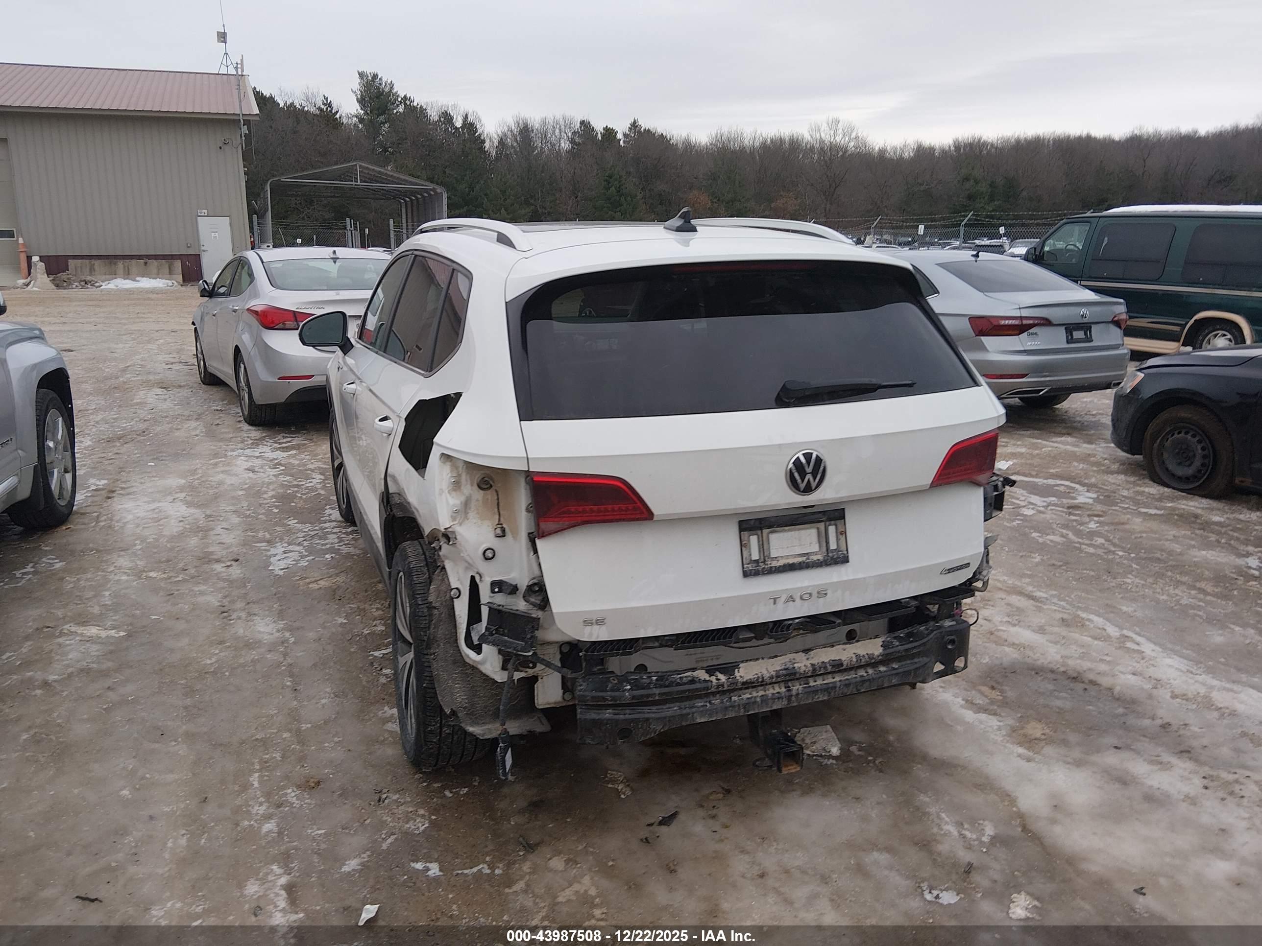 VOLKSWAGEN TAOS image 3