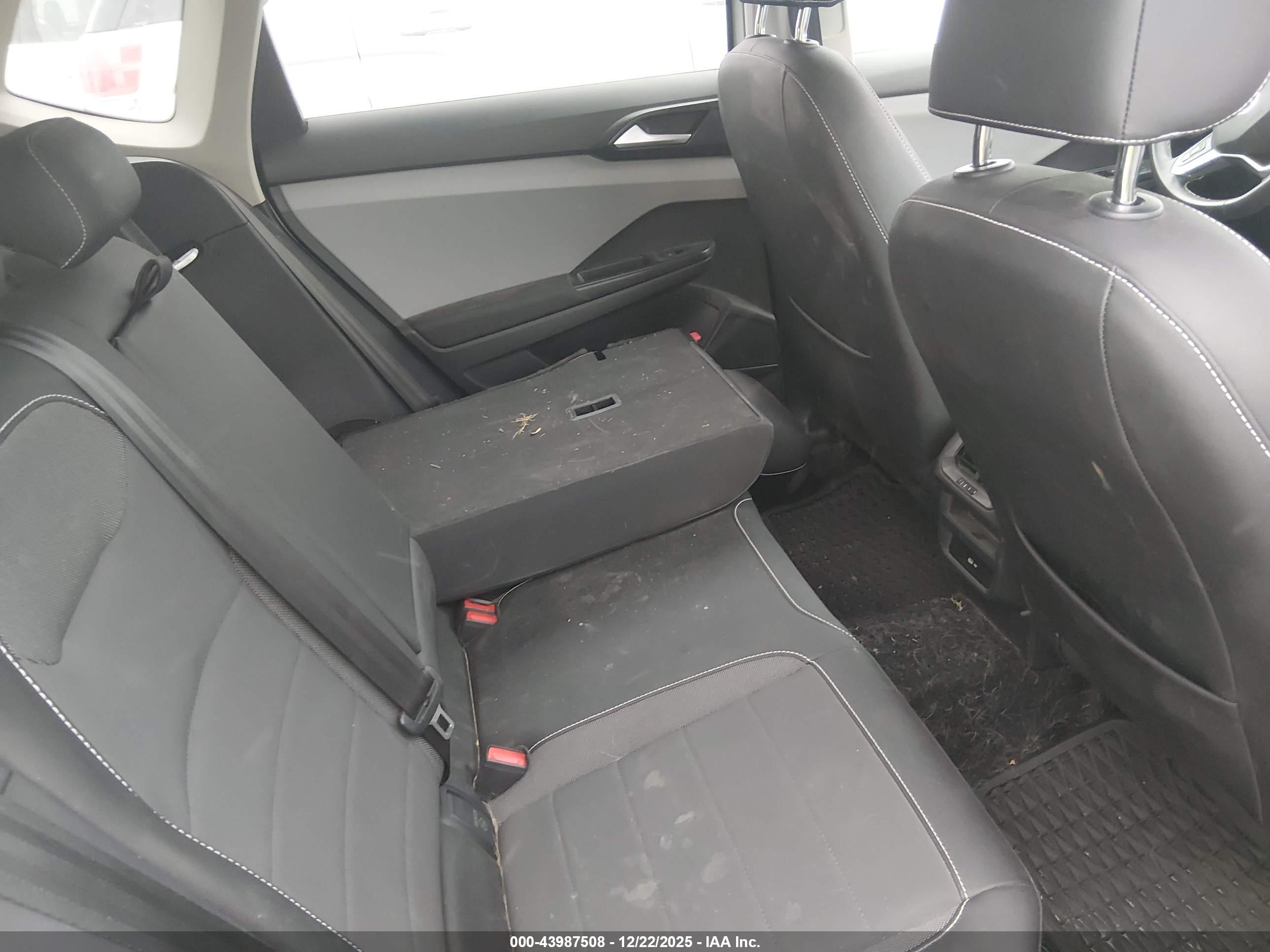 VOLKSWAGEN TAOS image 8