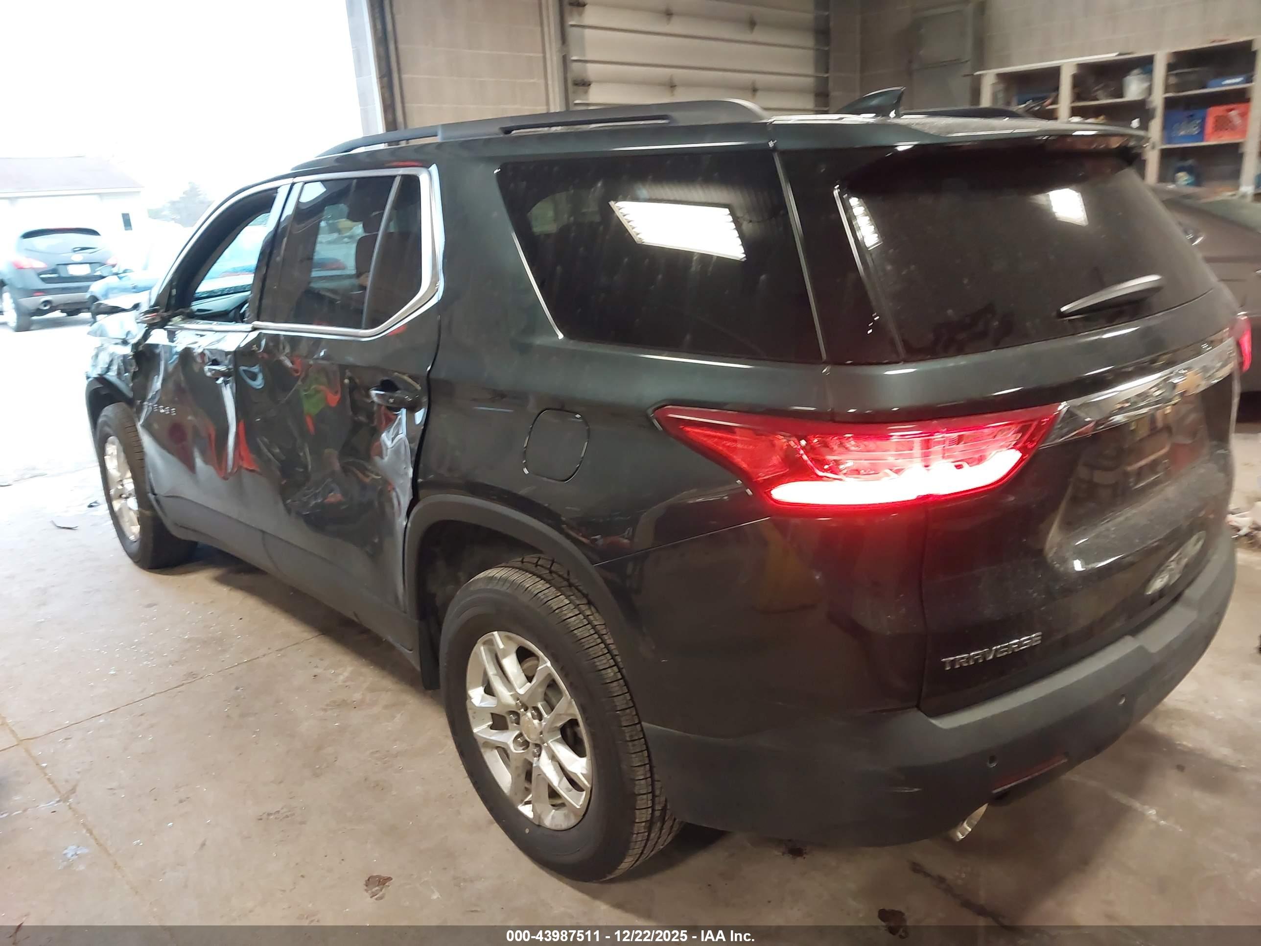 CHEVROLET TRAVERSE image 3