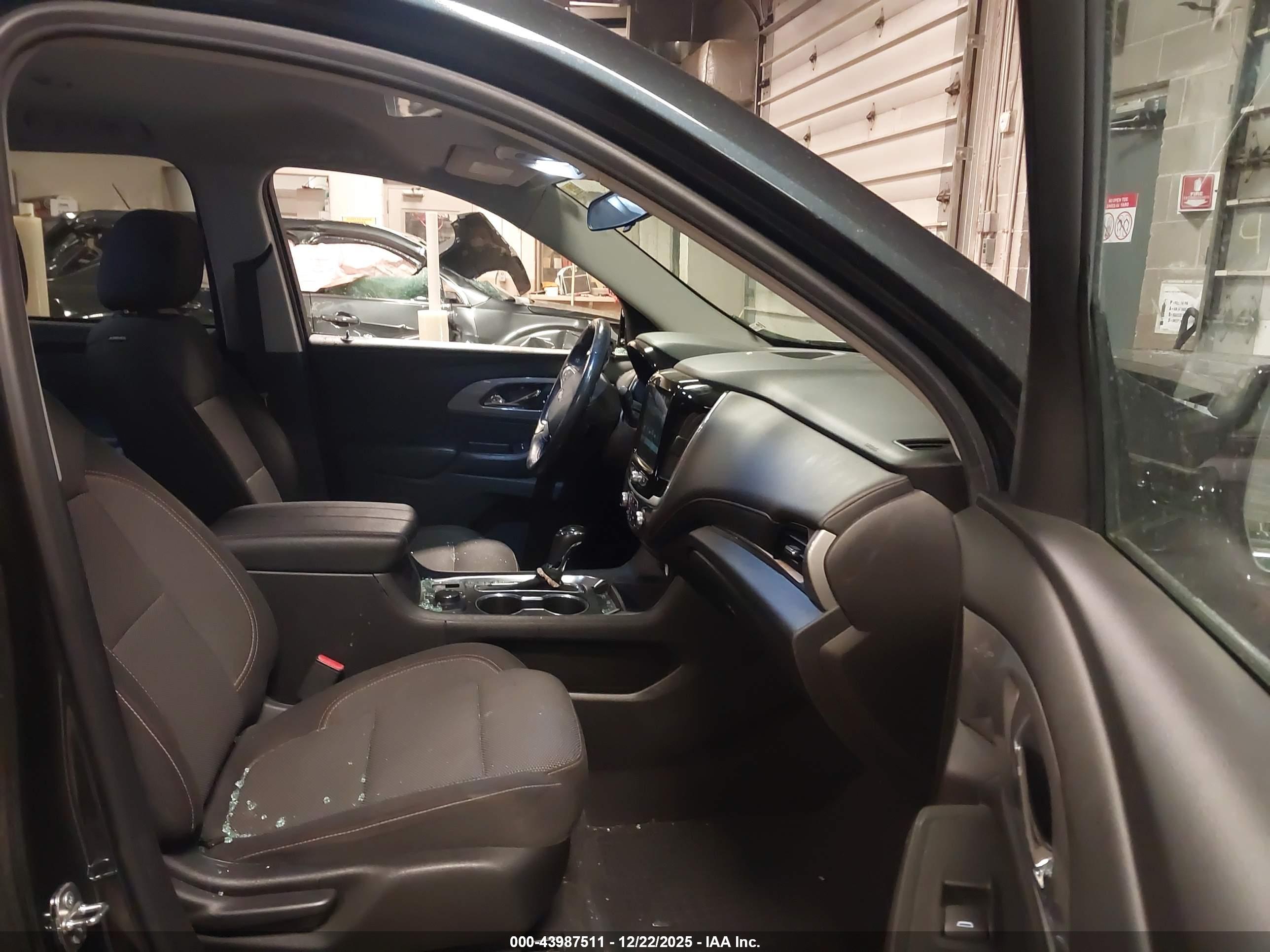 CHEVROLET TRAVERSE image 5