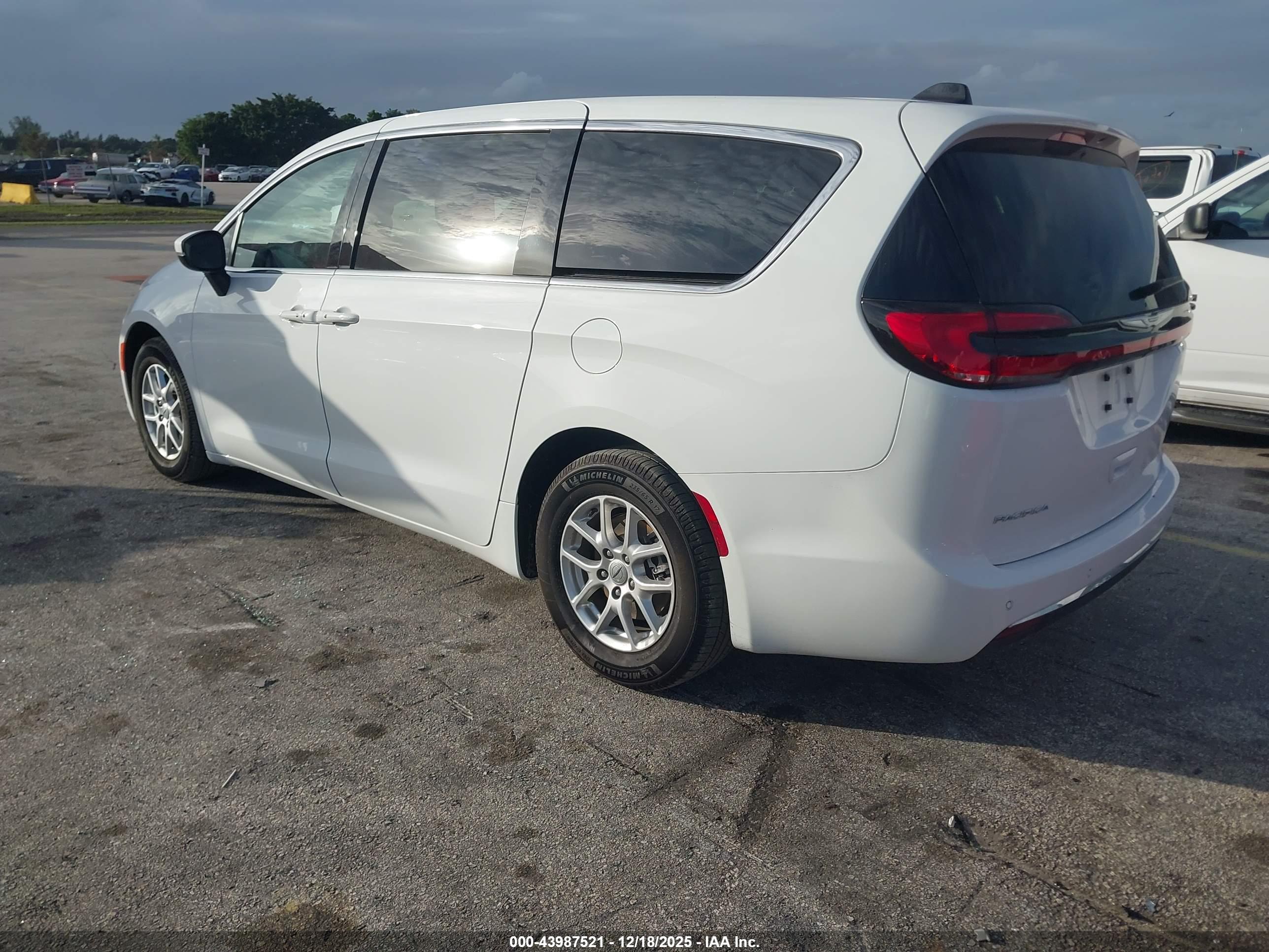 CHRYSLER PACIFICA image 3
