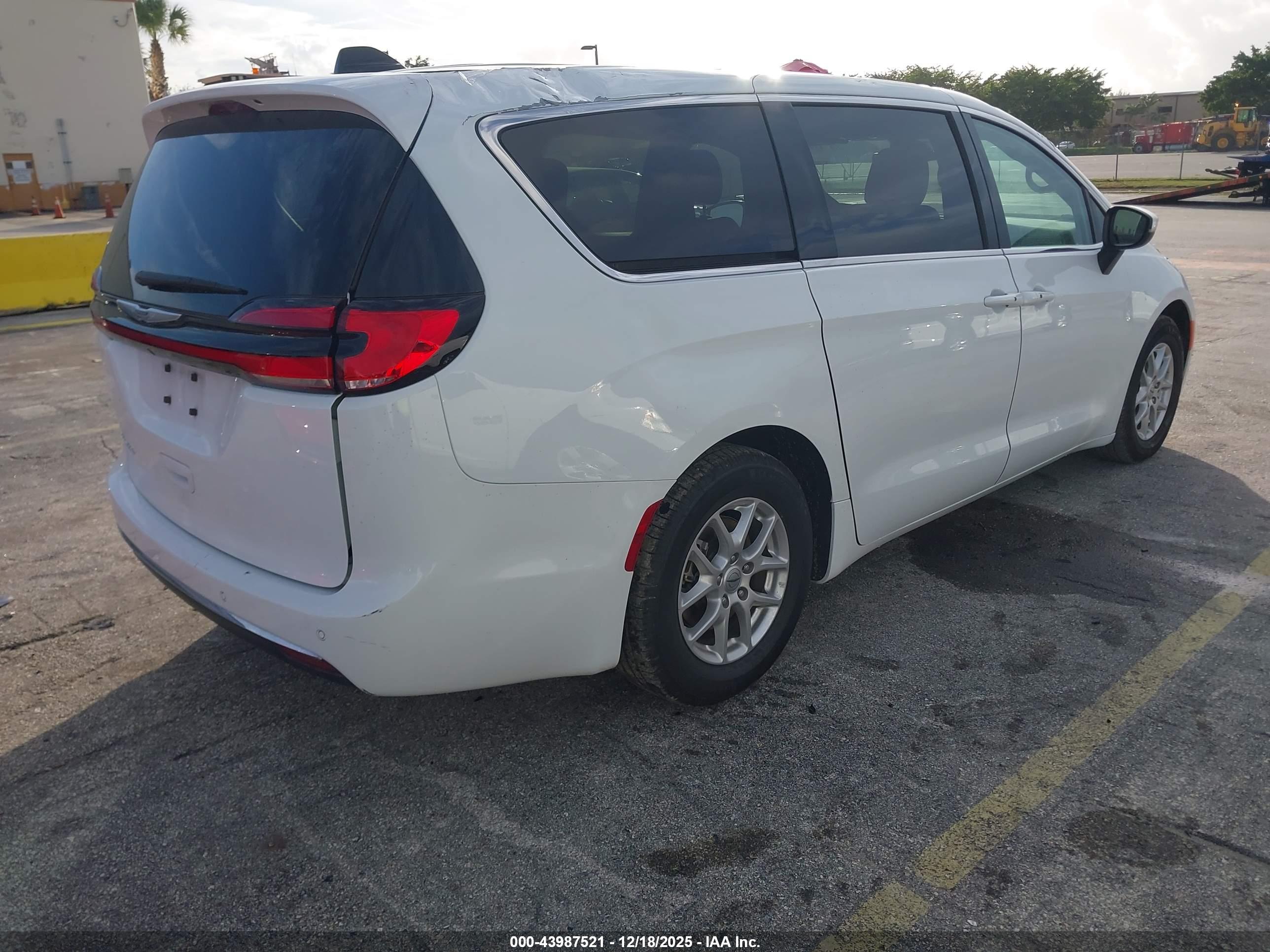 CHRYSLER PACIFICA image 4