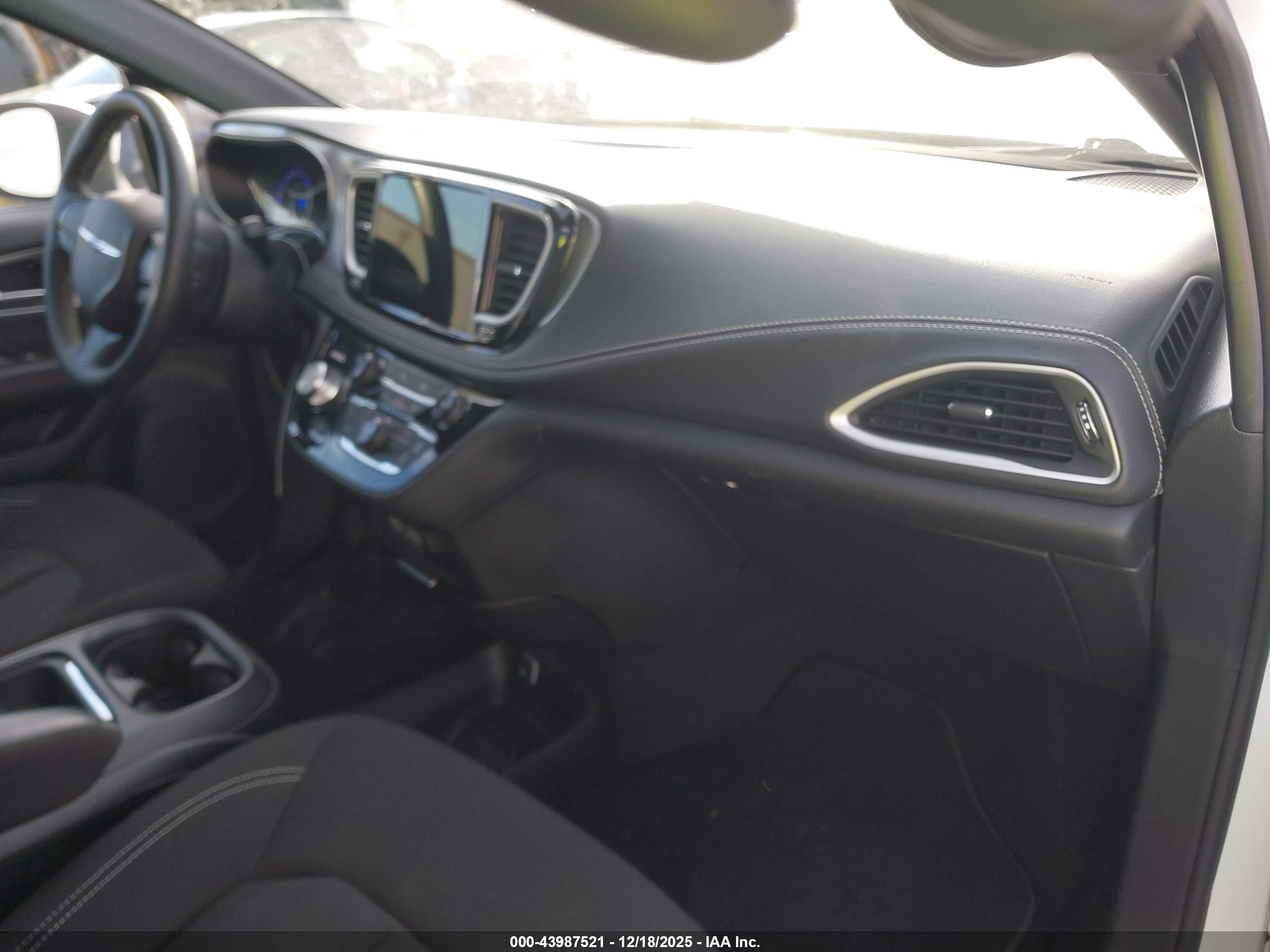 CHRYSLER PACIFICA image 5