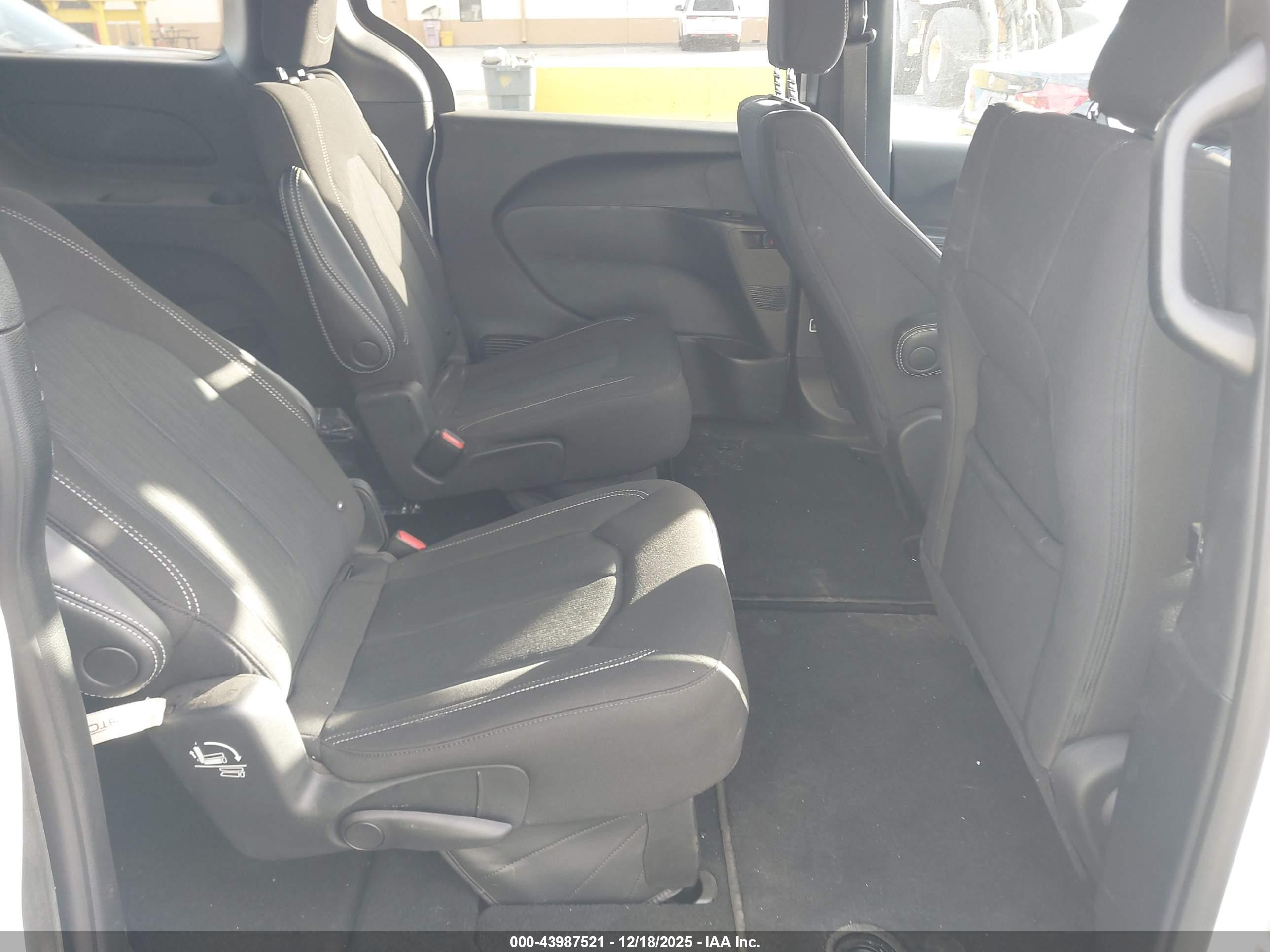 CHRYSLER PACIFICA image 8