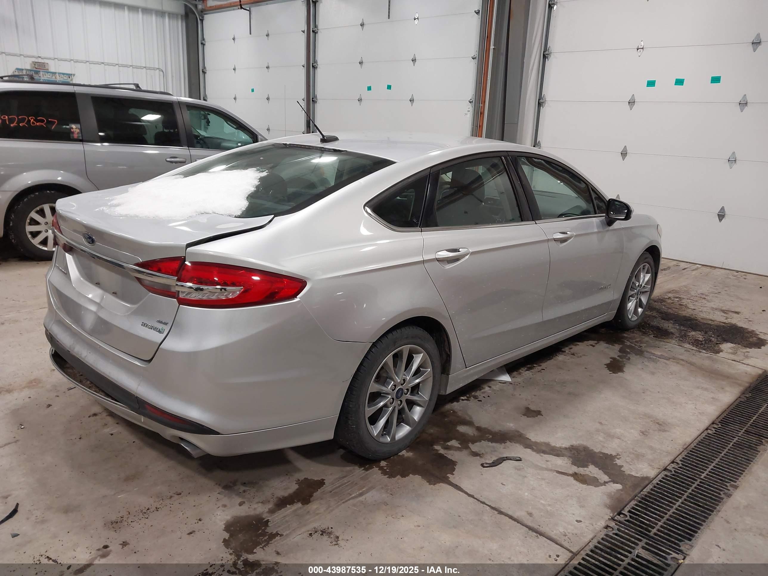 FORD FUSION image 4