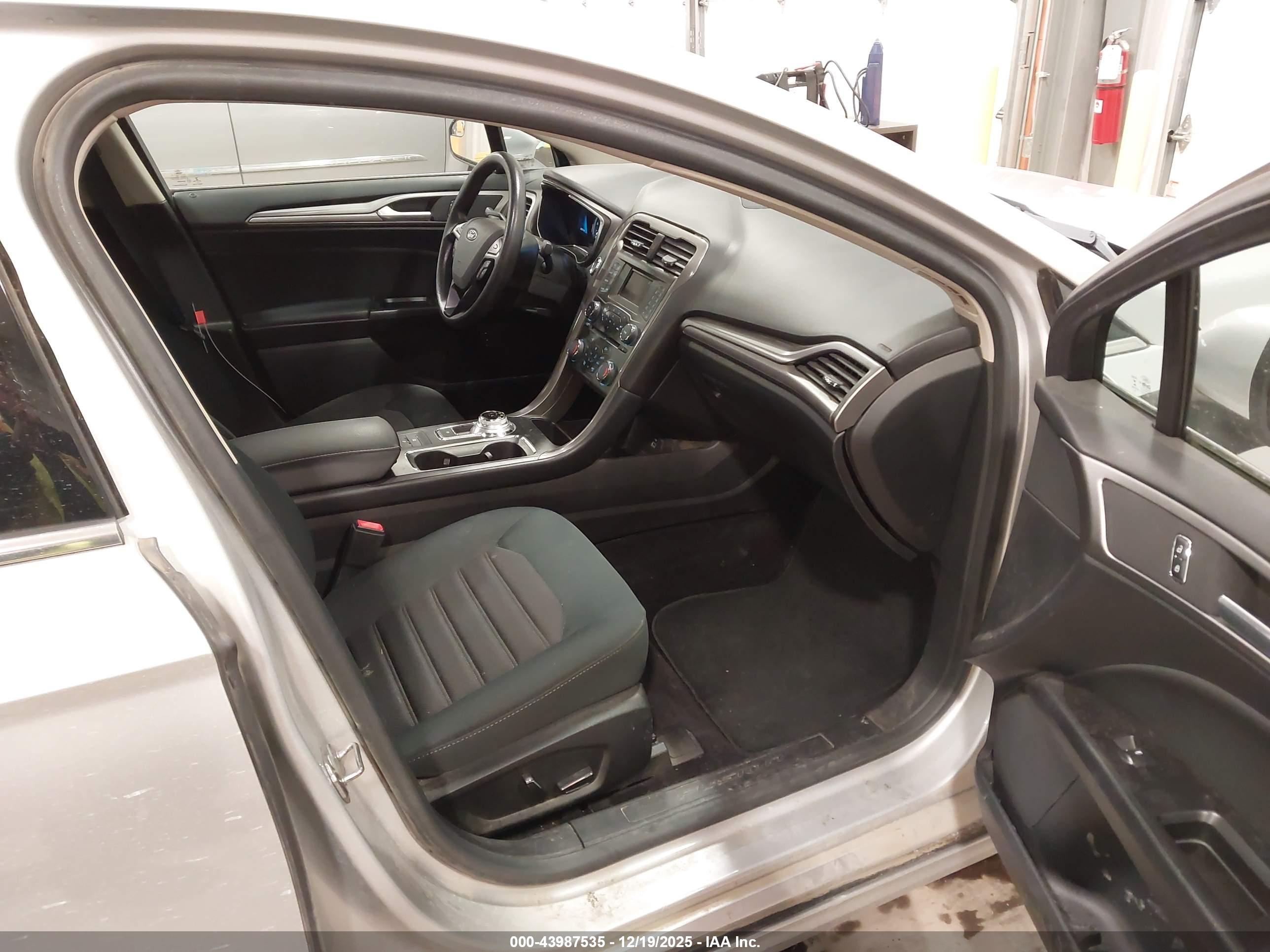 FORD FUSION image 5