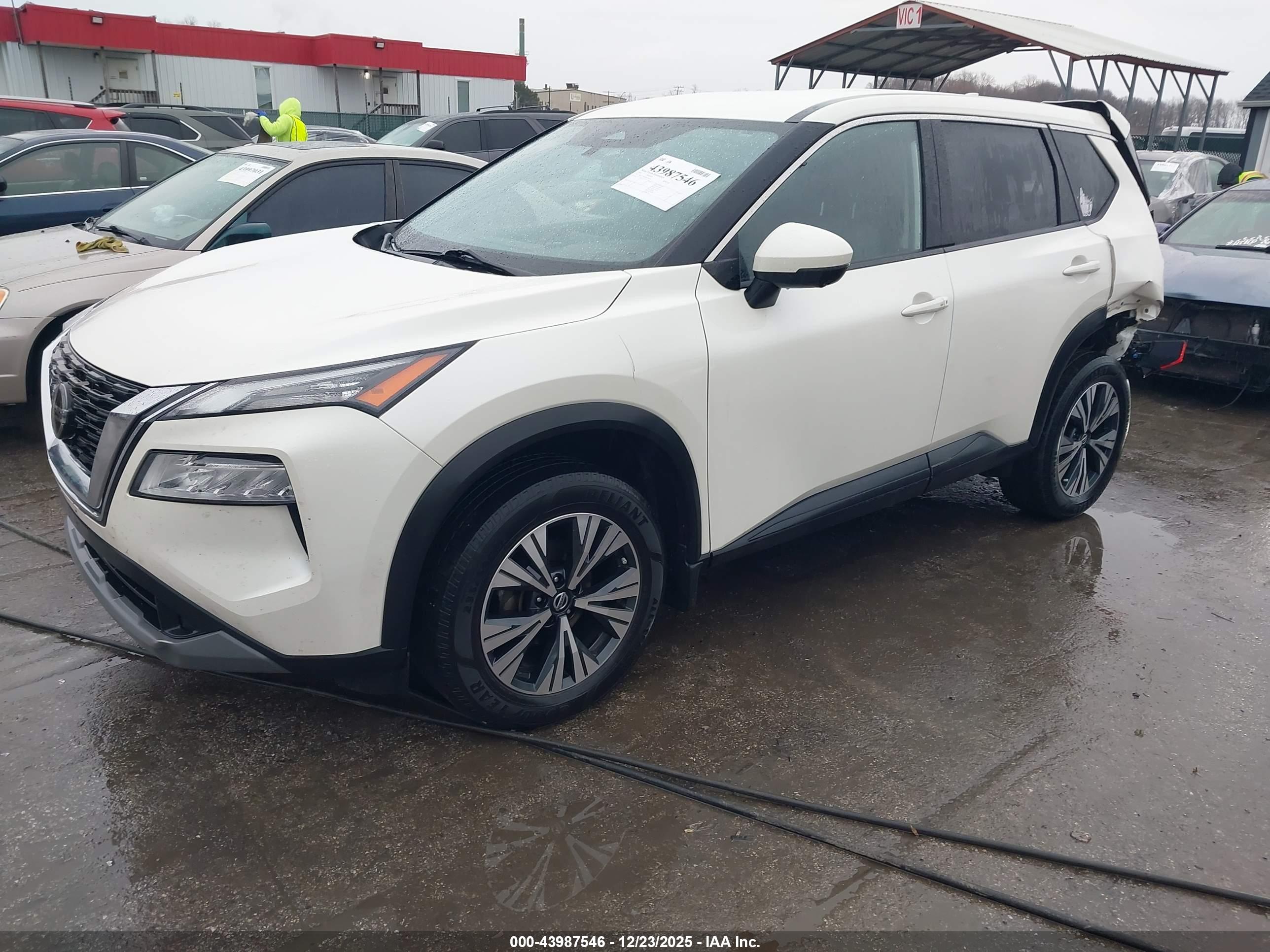NISSAN ROGUE image 2