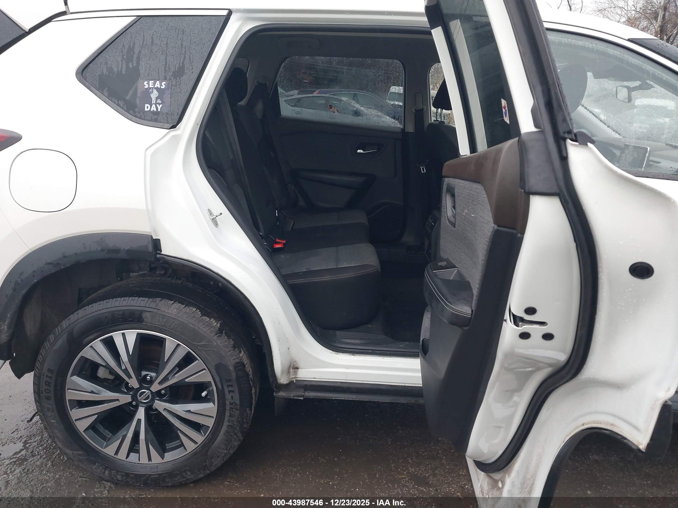 NISSAN ROGUE image 8