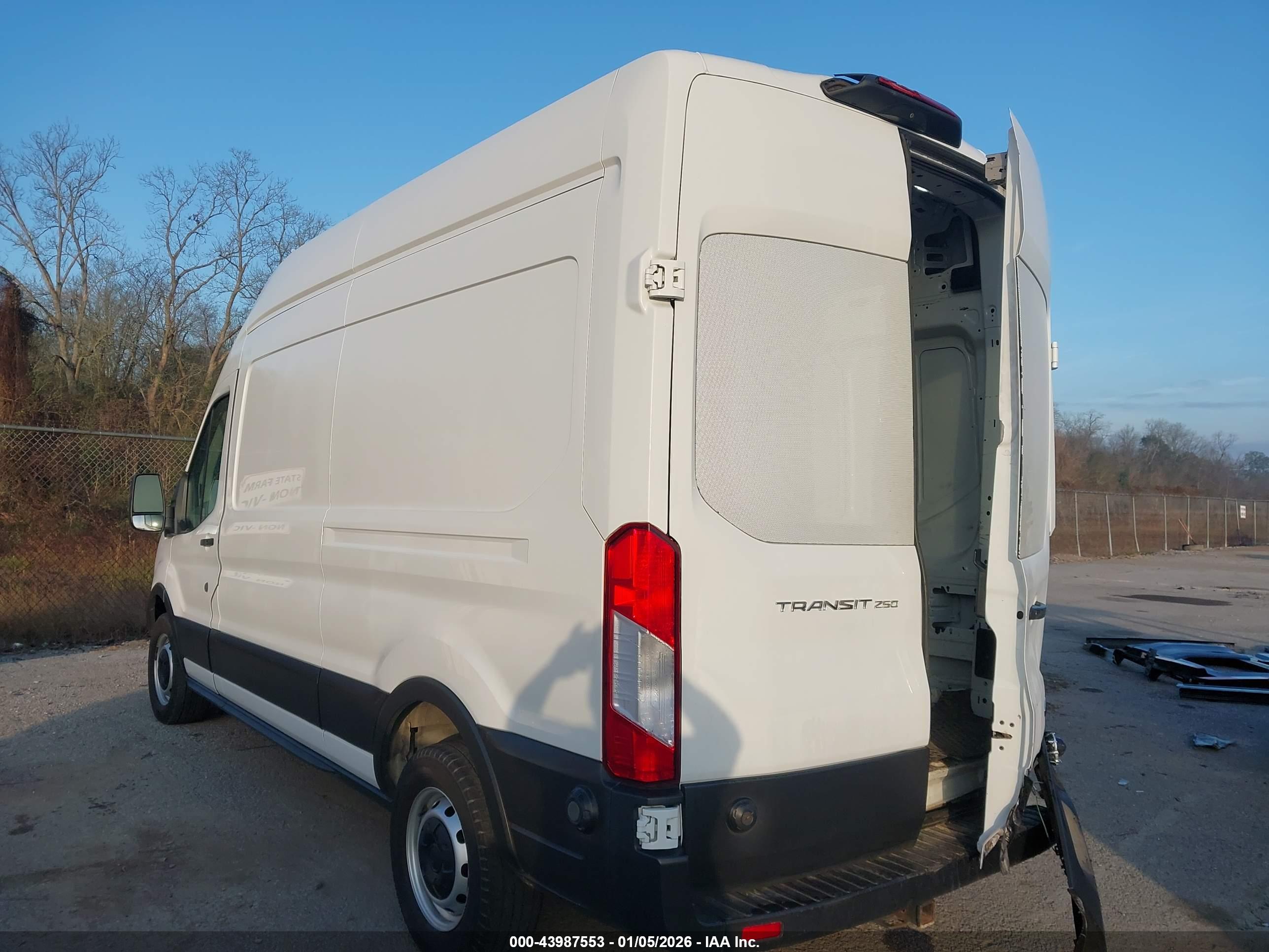 FORD TRANSIT-250 image 3