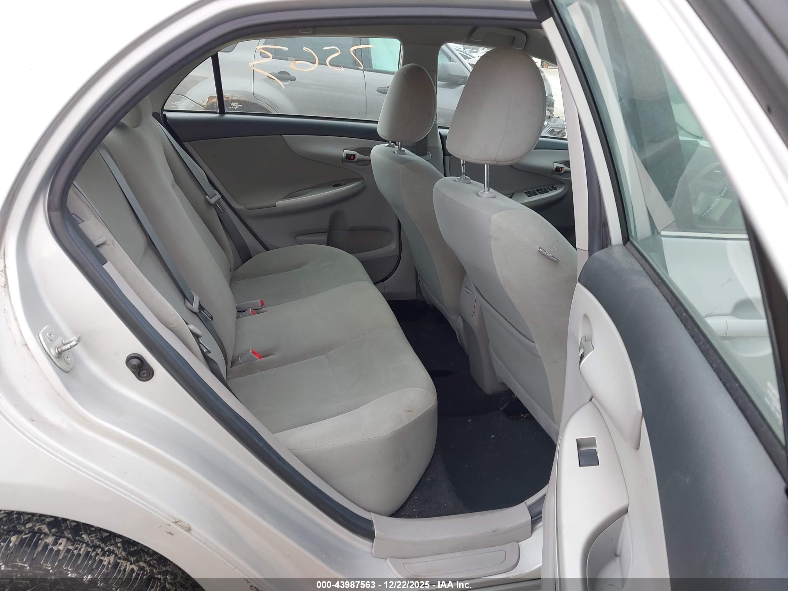 TOYOTA COROLLA image 8
