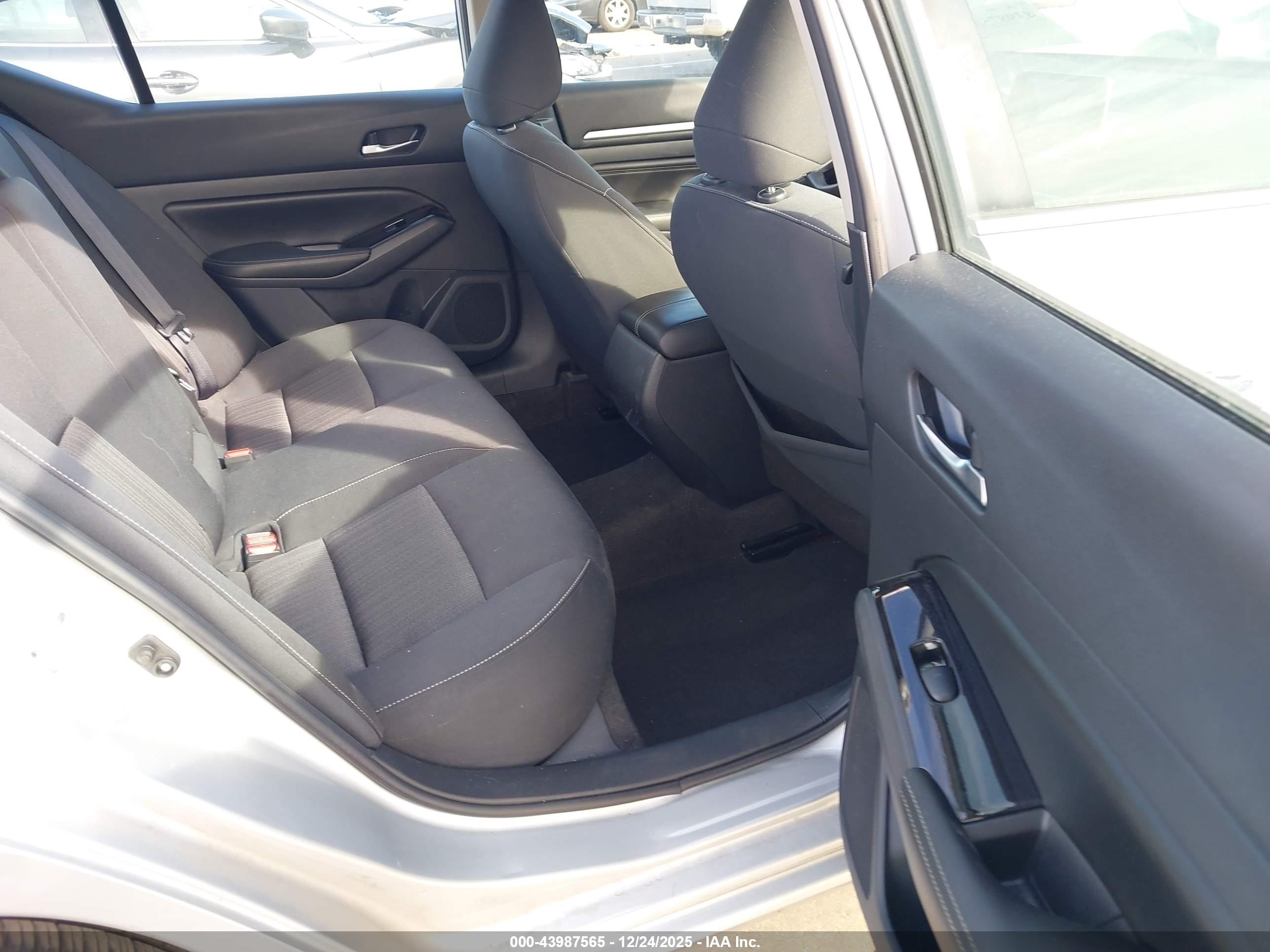 NISSAN ALTIMA image 8