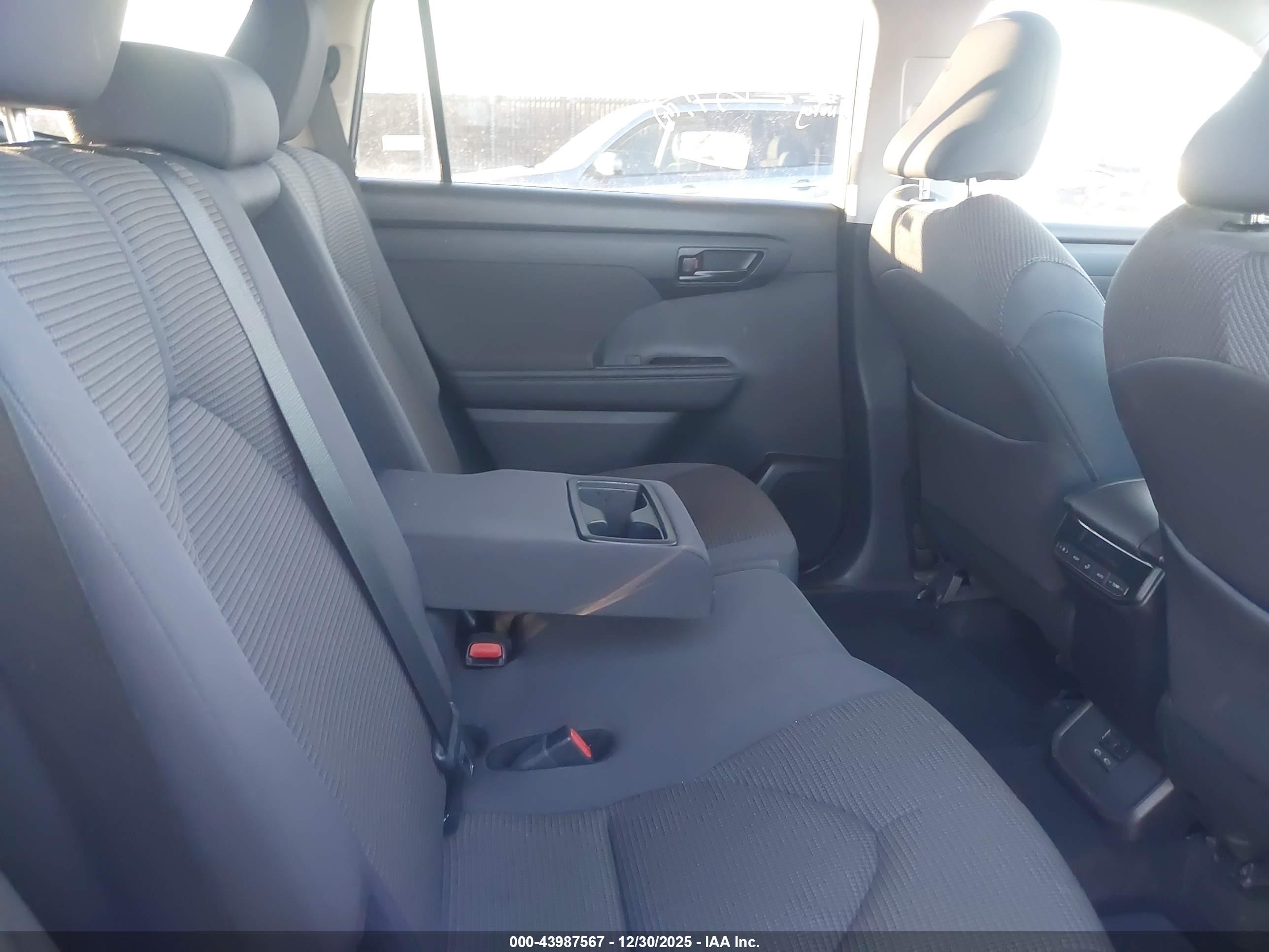 TOYOTA HIGHLANDER image 8