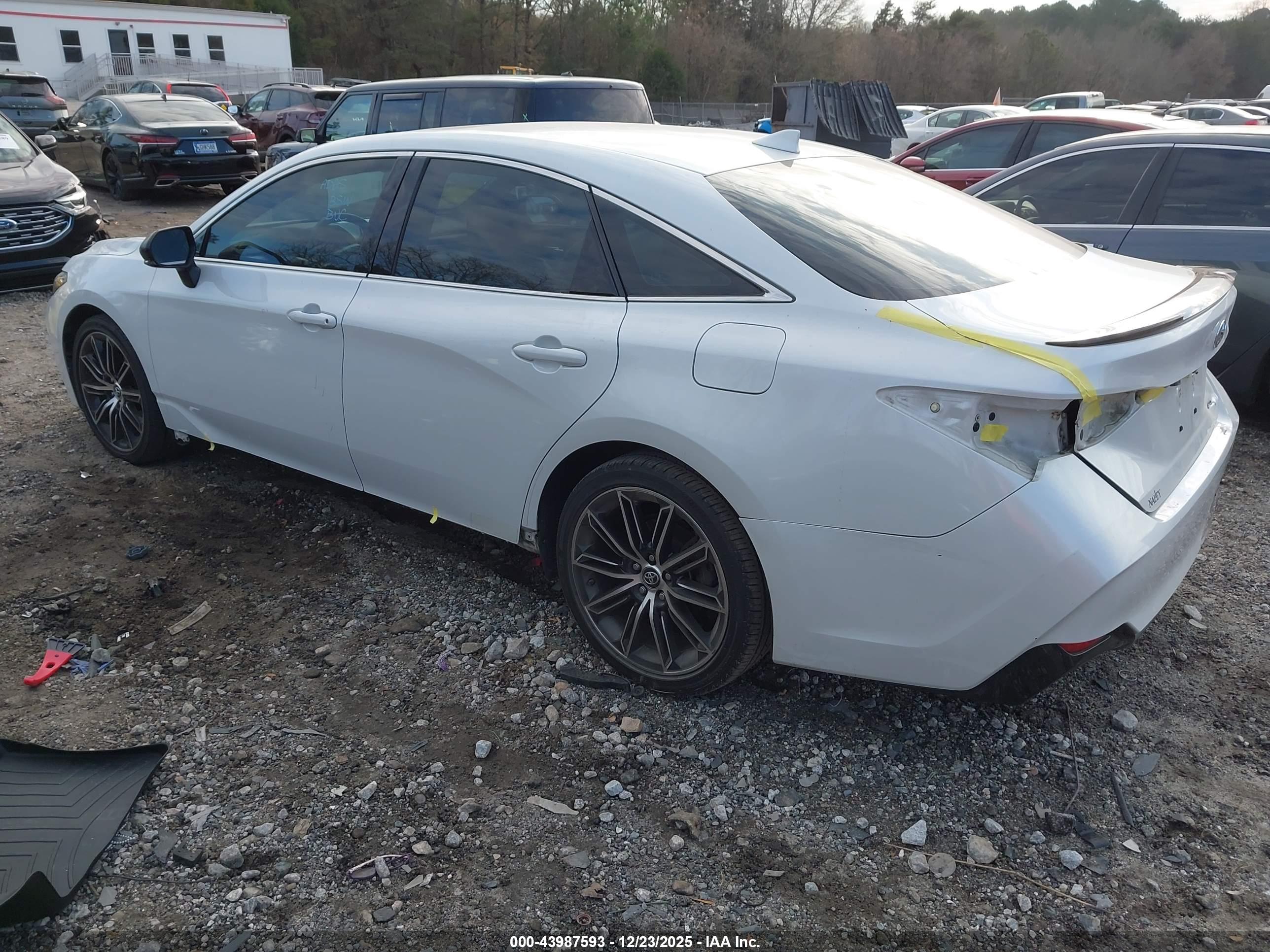 TOYOTA AVALON image 3