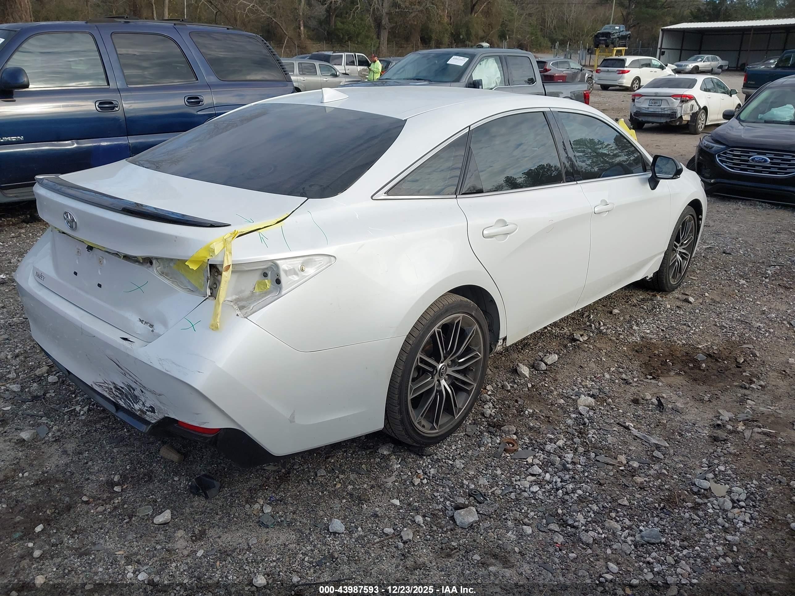 TOYOTA AVALON image 4