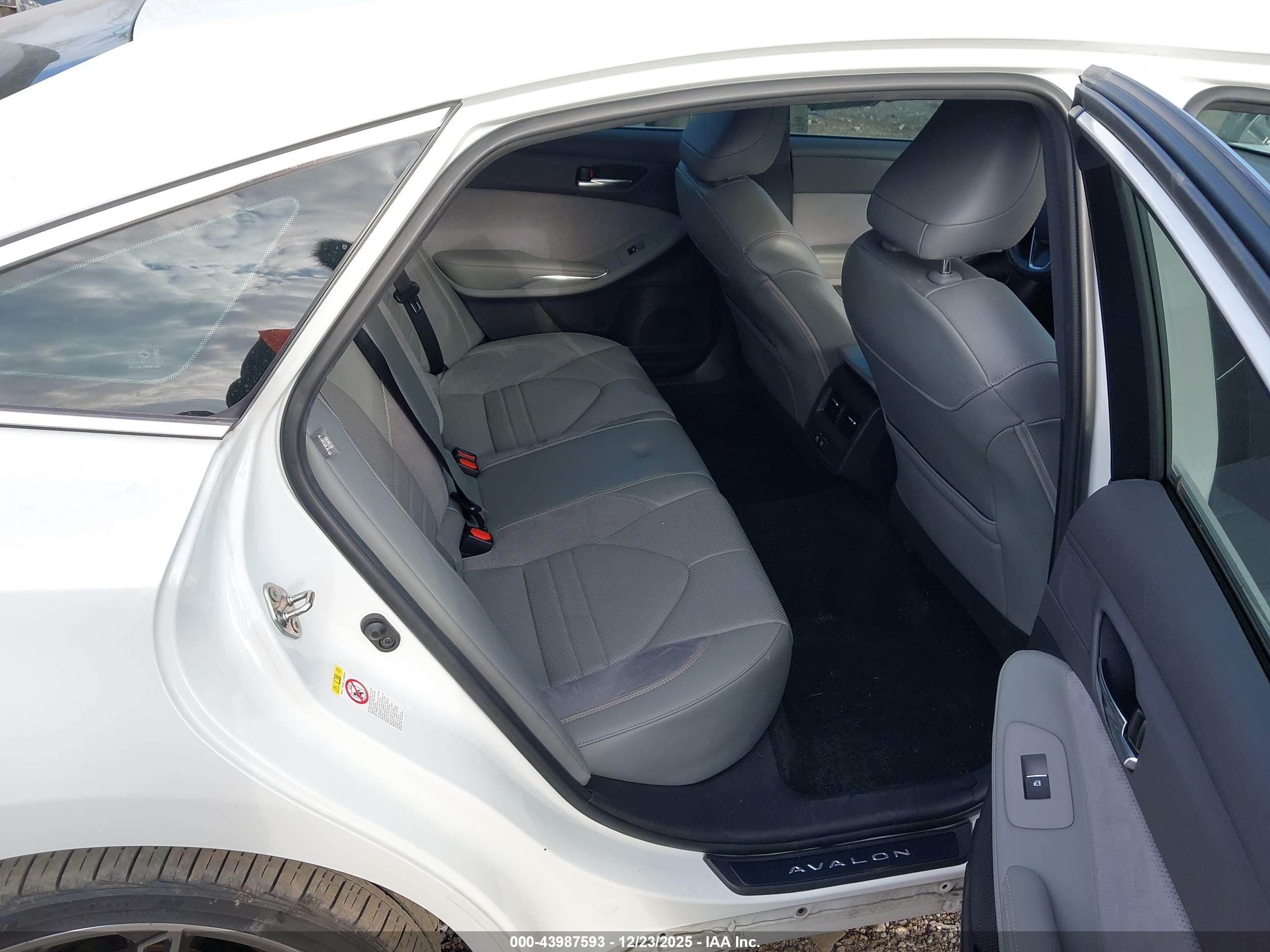 TOYOTA AVALON image 8