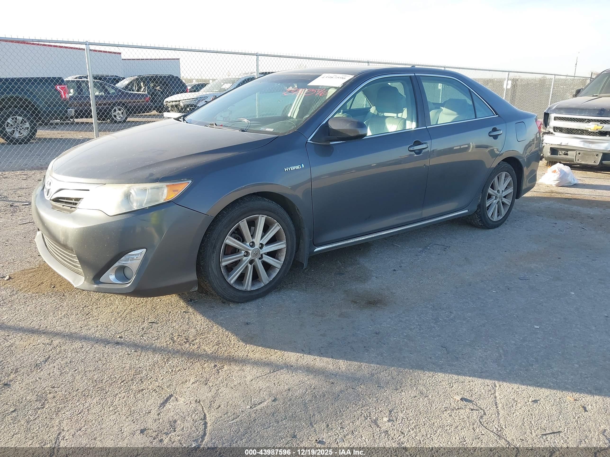 TOYOTA CAMRY image 2