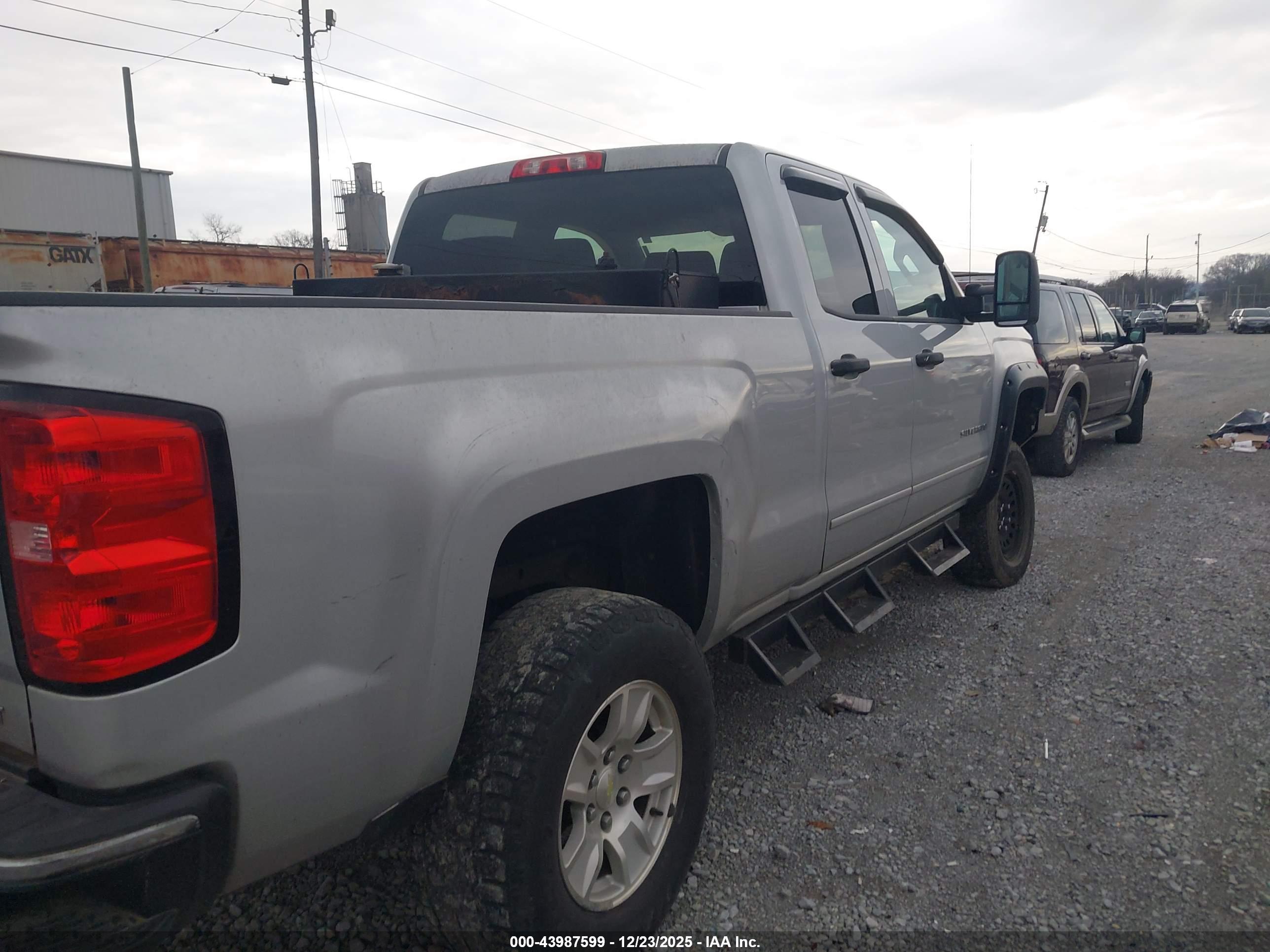 CHEVROLET SILVERADO image 4