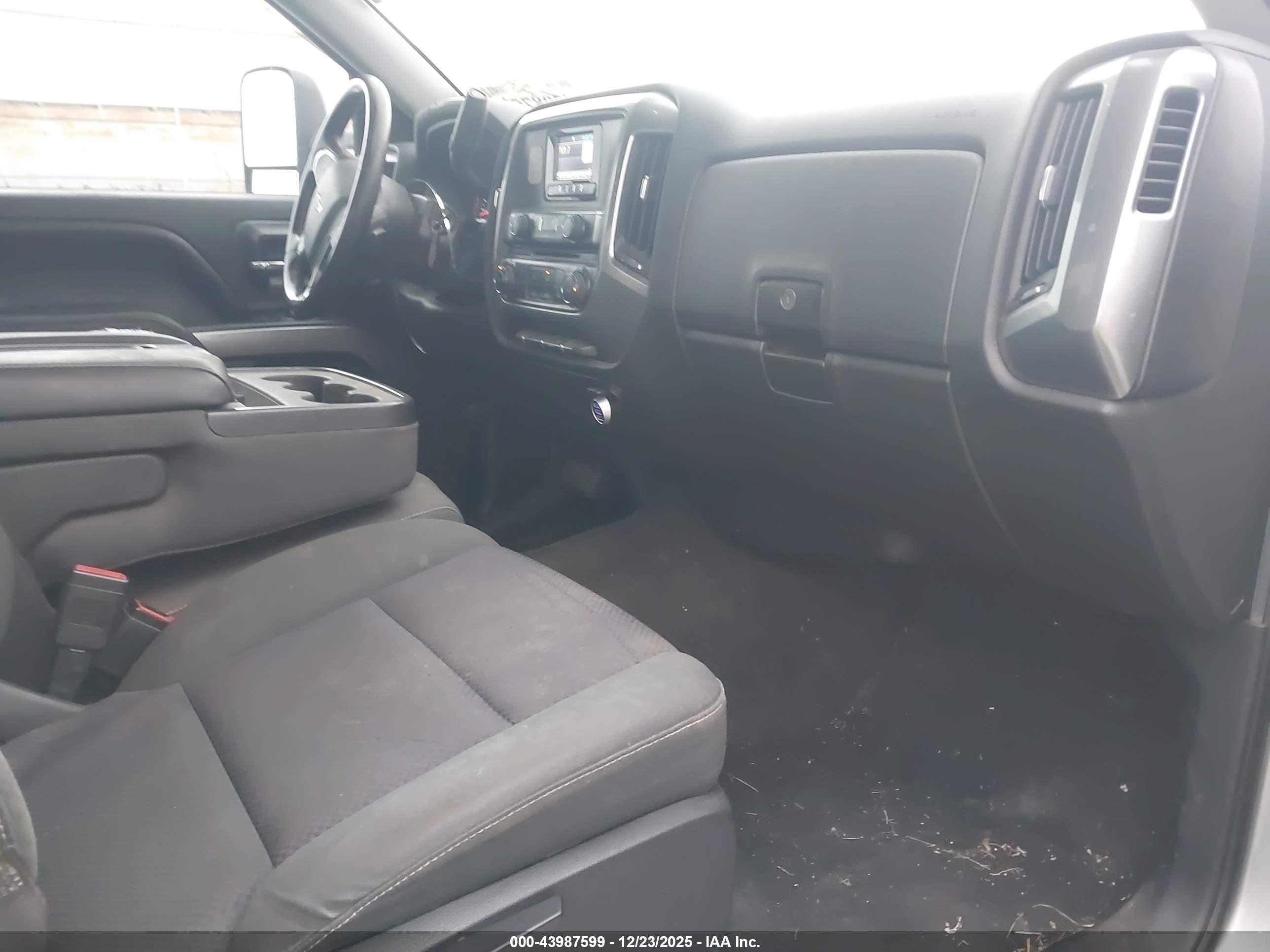 CHEVROLET SILVERADO image 5