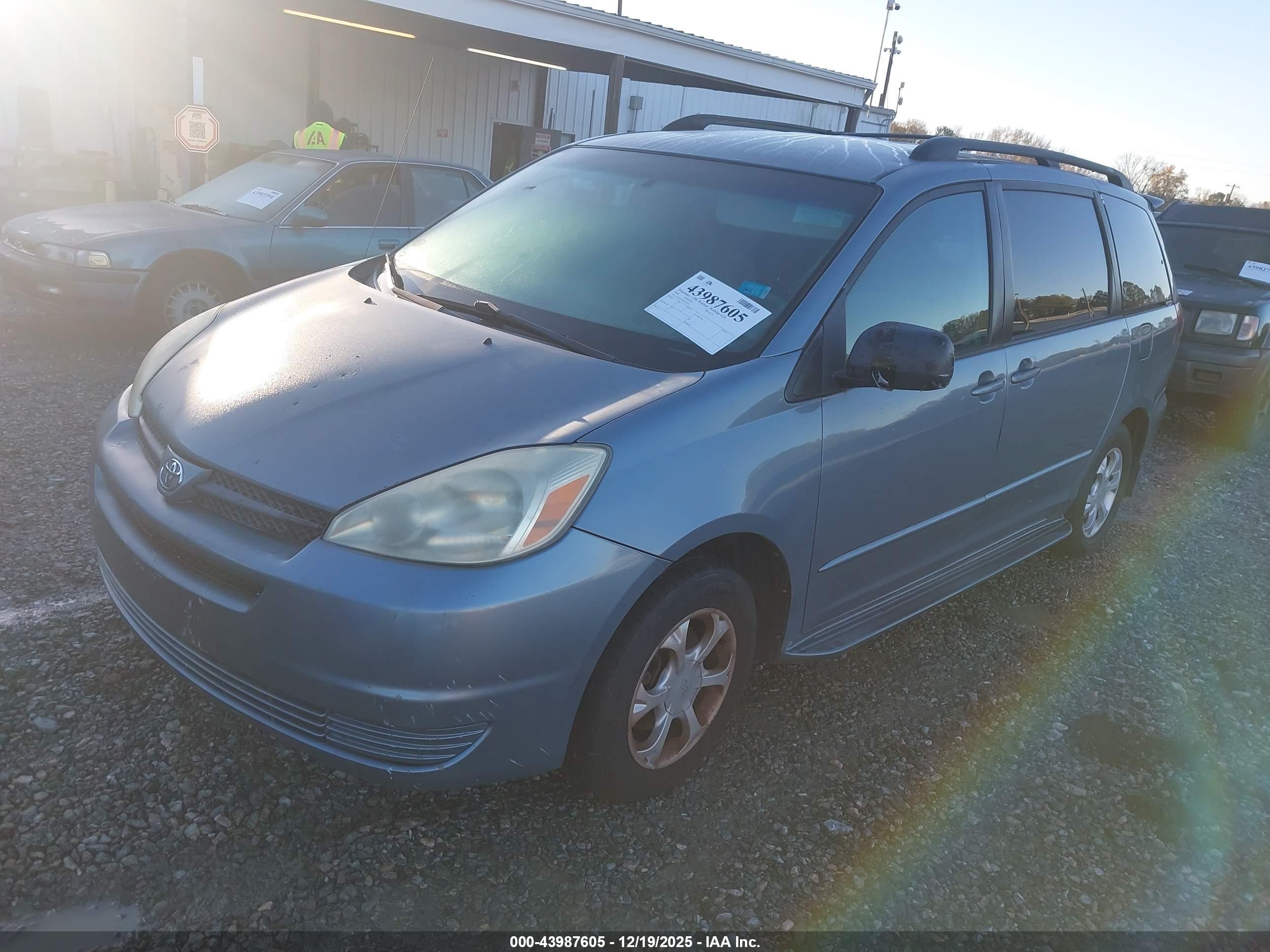 TOYOTA SIENNA image 2