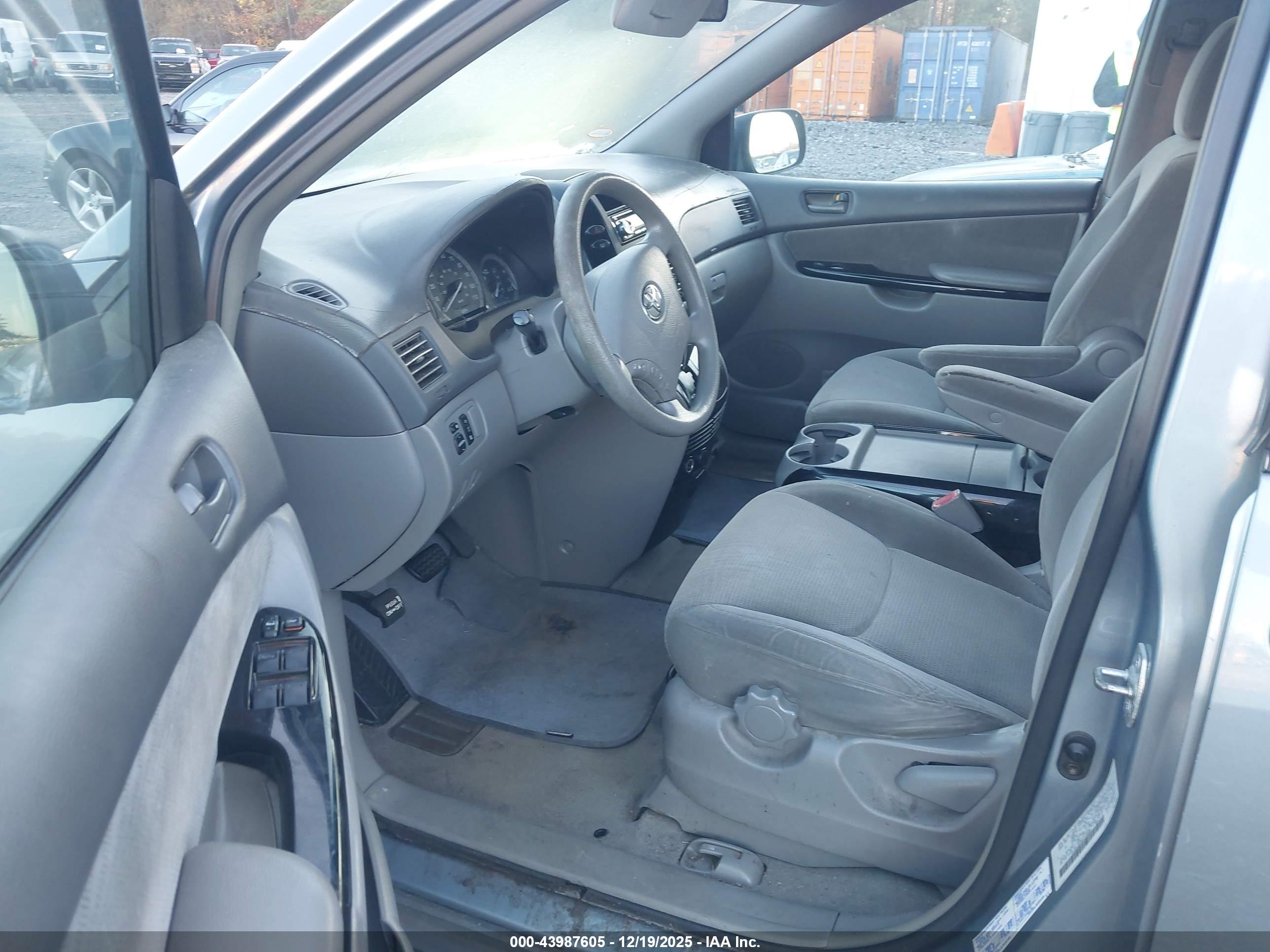 TOYOTA SIENNA image 5