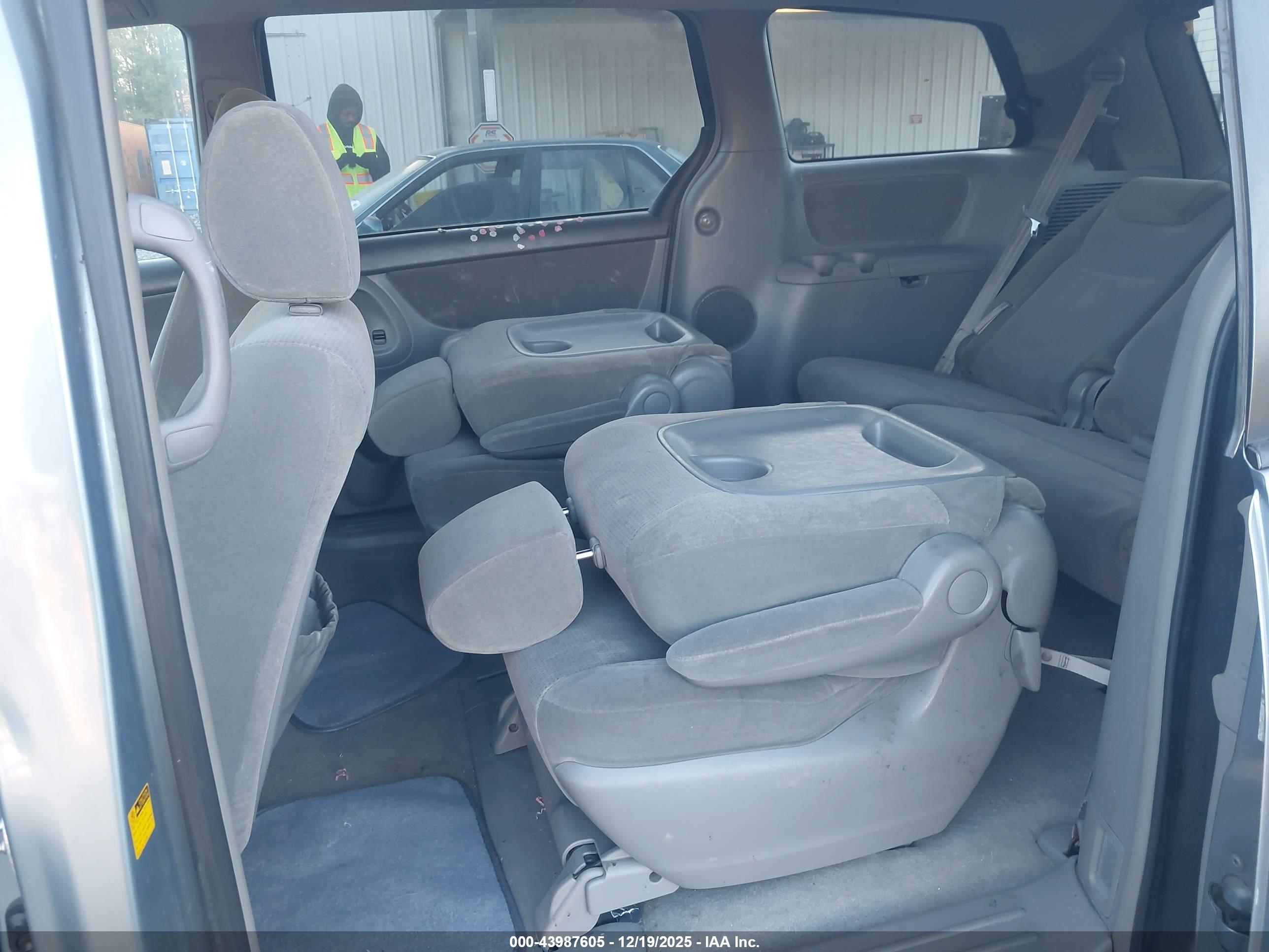 TOYOTA SIENNA image 8