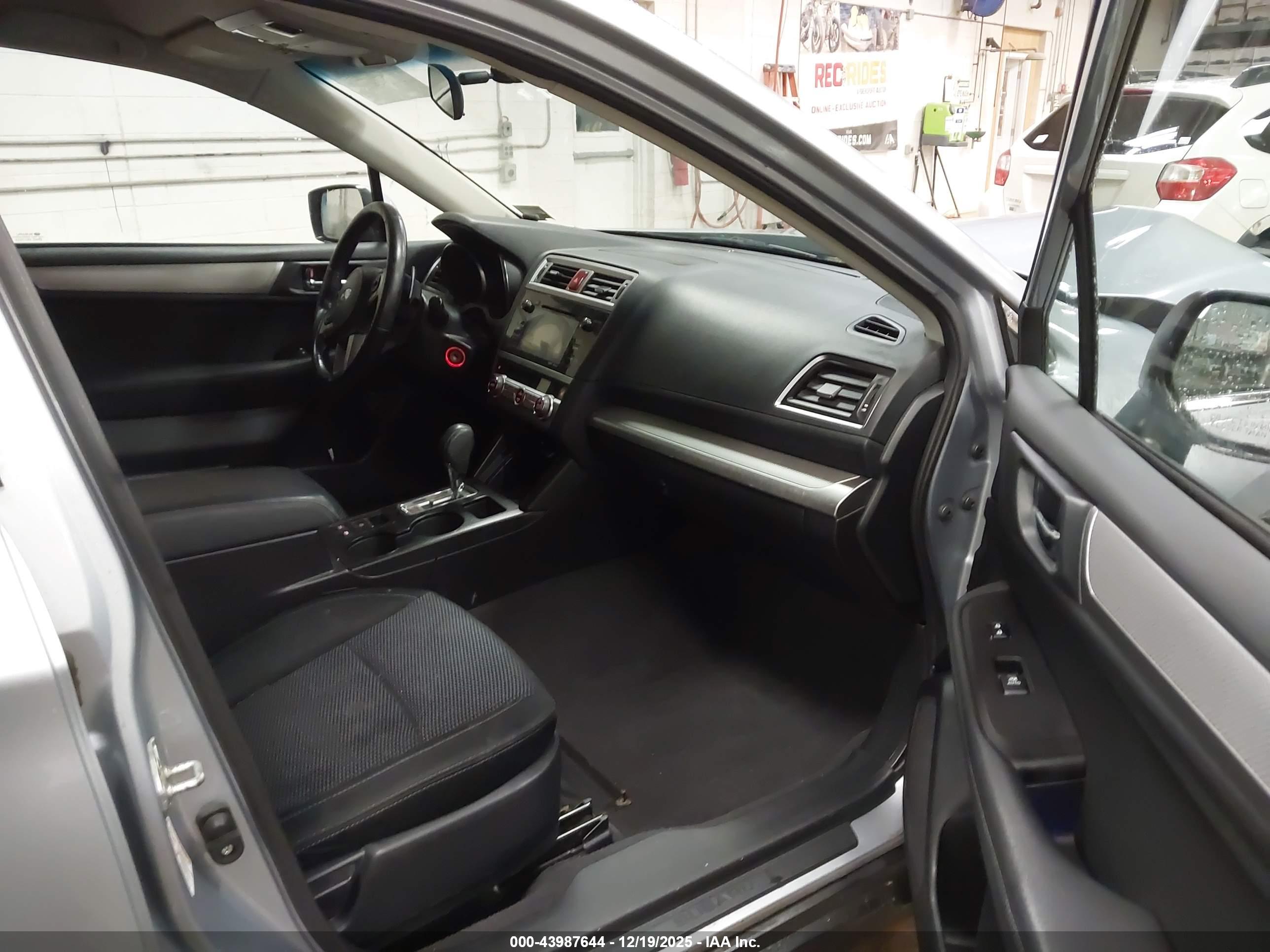 SUBARU OUTBACK image 5