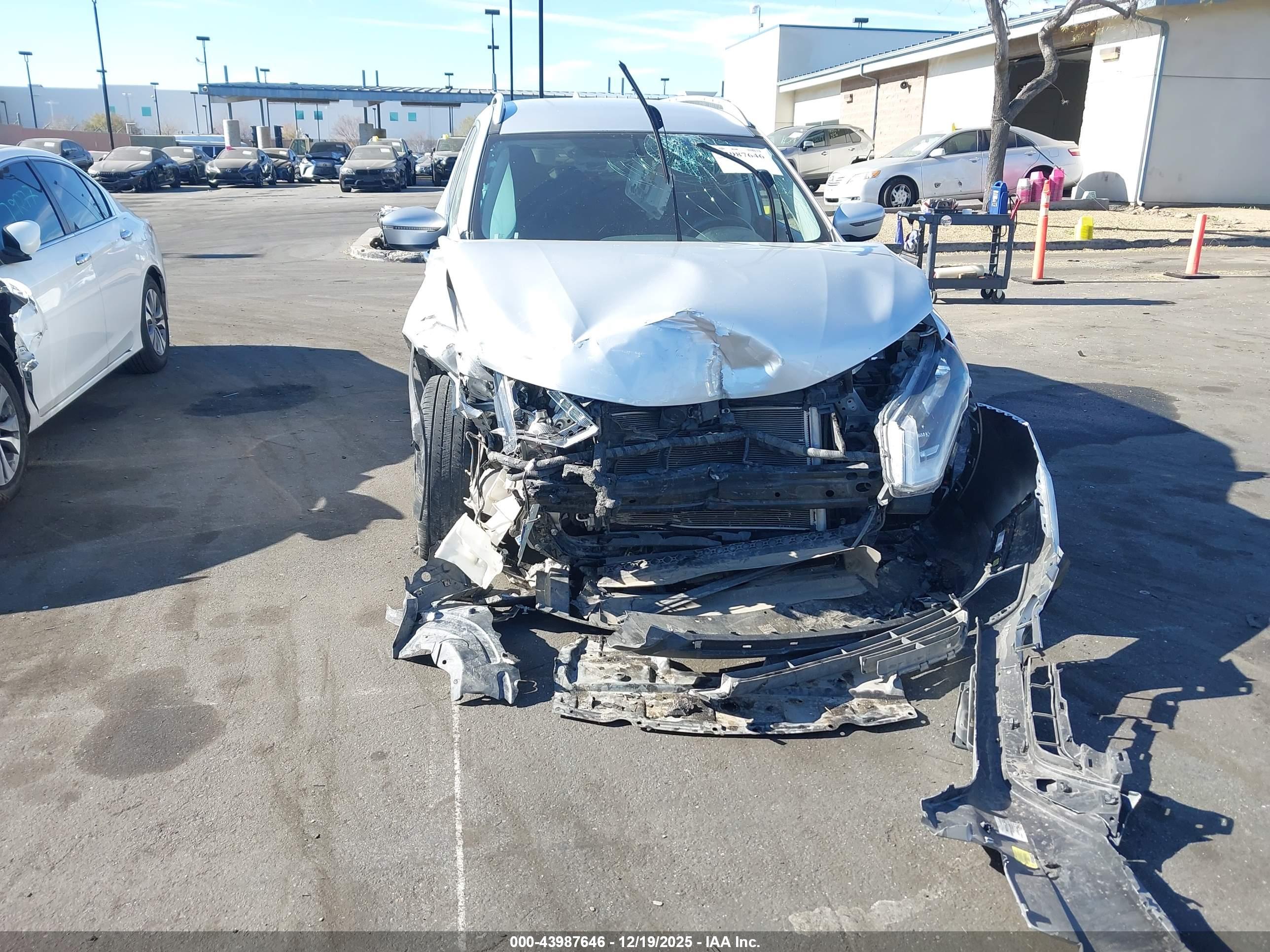 NISSAN ROGUE image 6