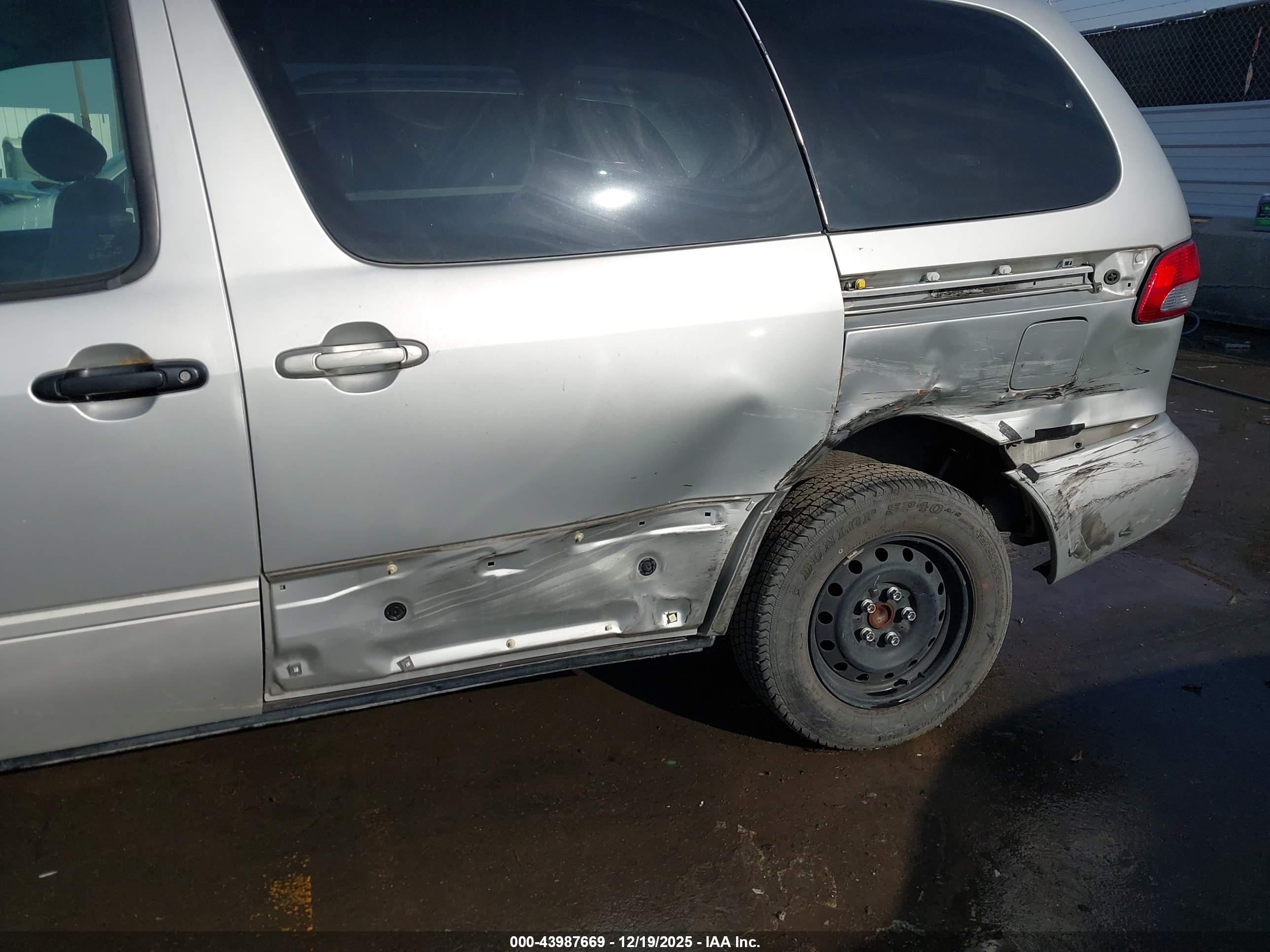 TOYOTA SIENNA image 6