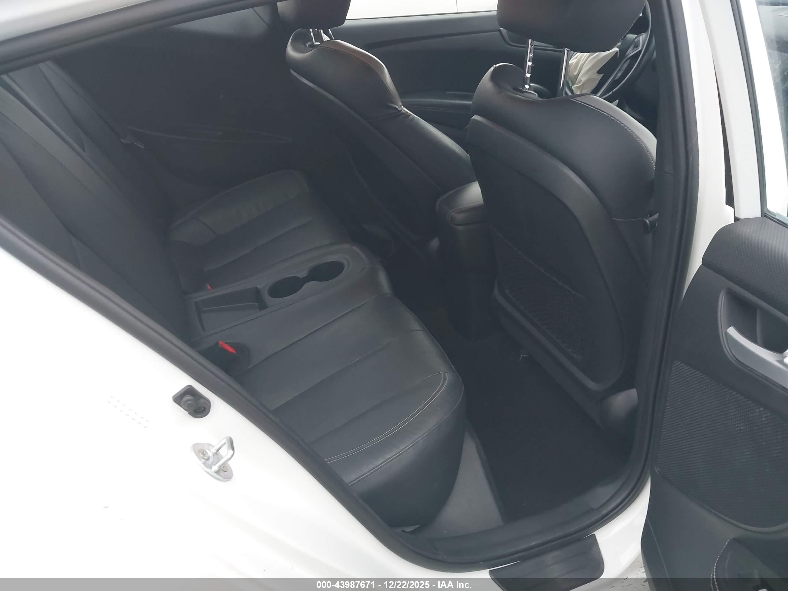 HYUNDAI VELOSTER image 8