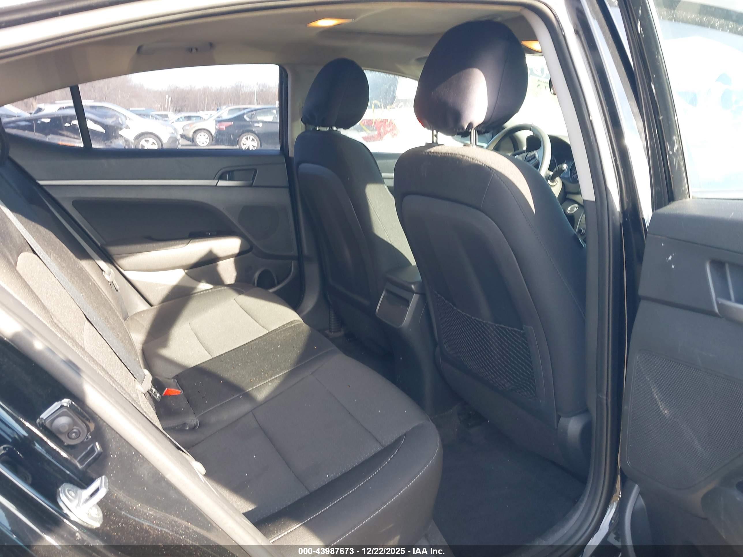 HYUNDAI ELANTRA image 8