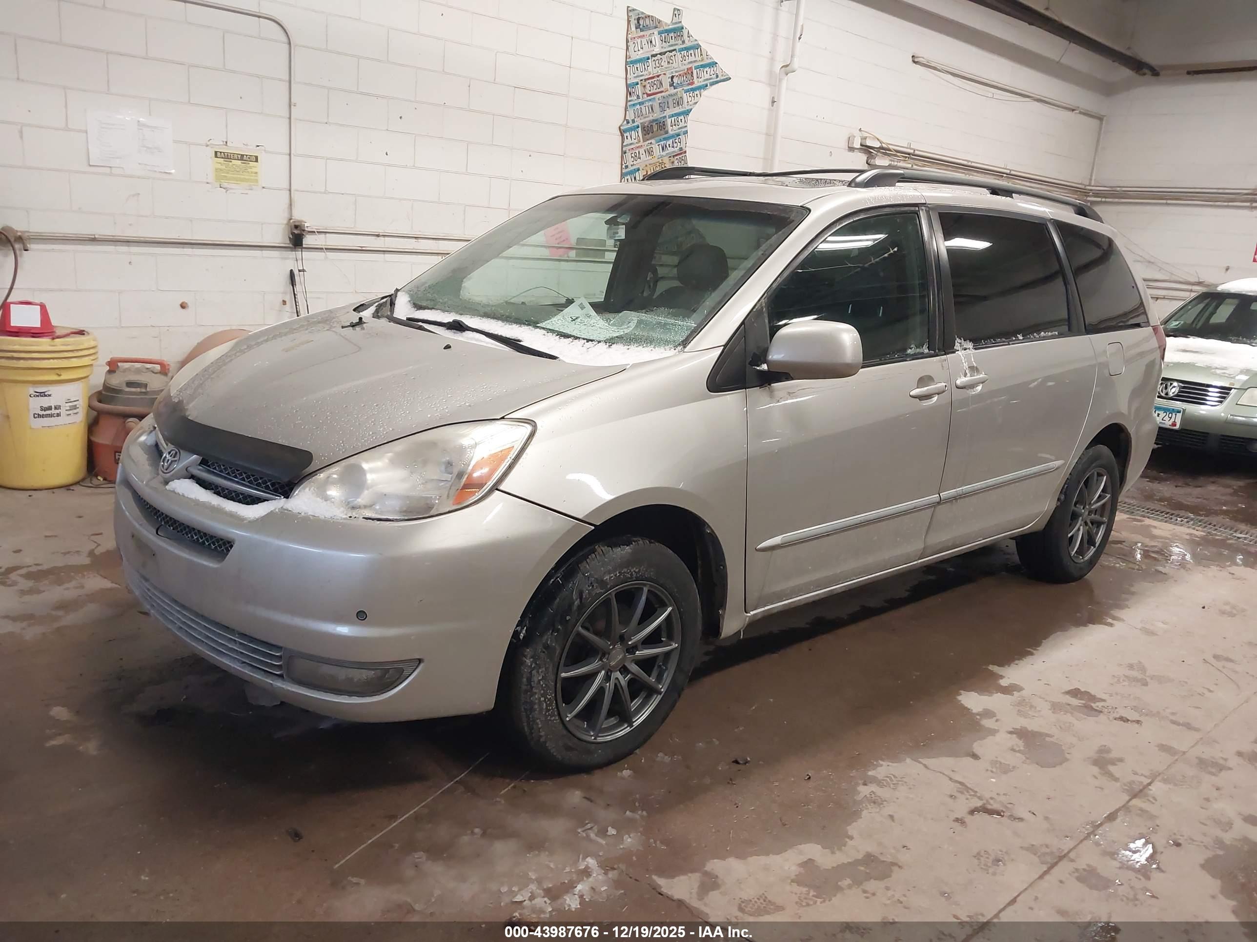 TOYOTA SIENNA image 2