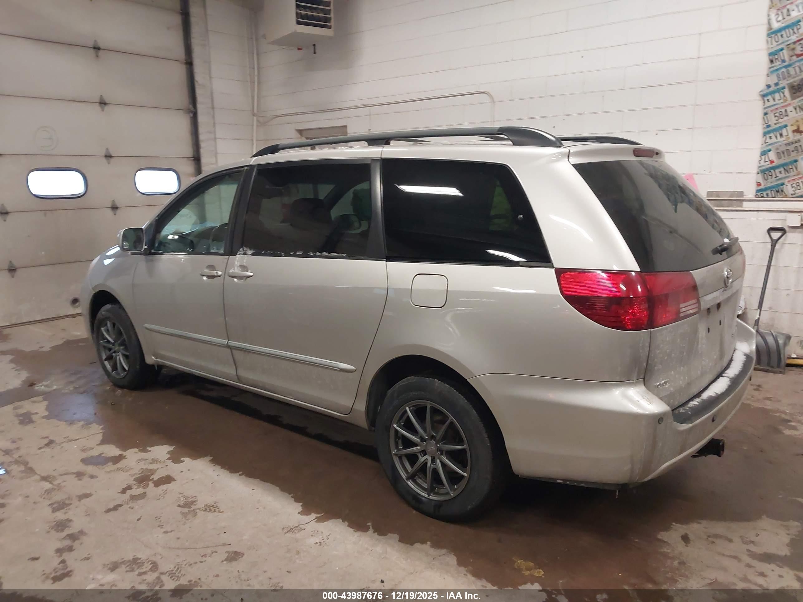 TOYOTA SIENNA image 3