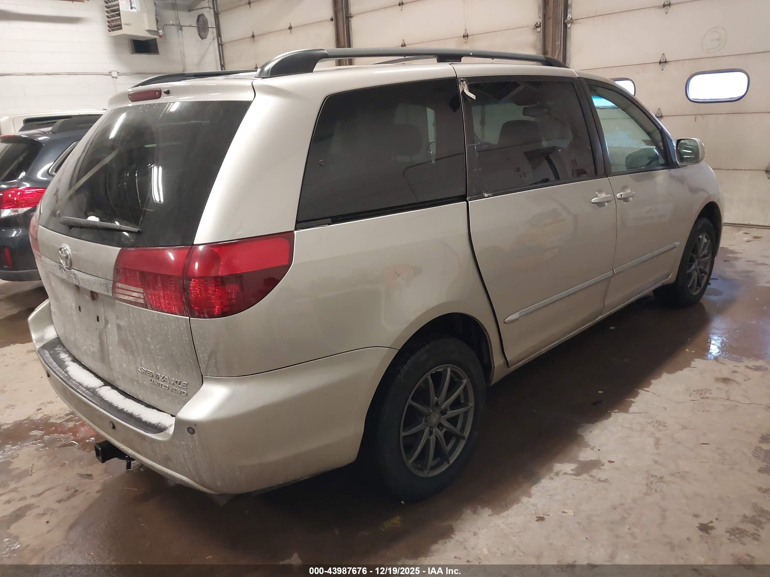 TOYOTA SIENNA image 4