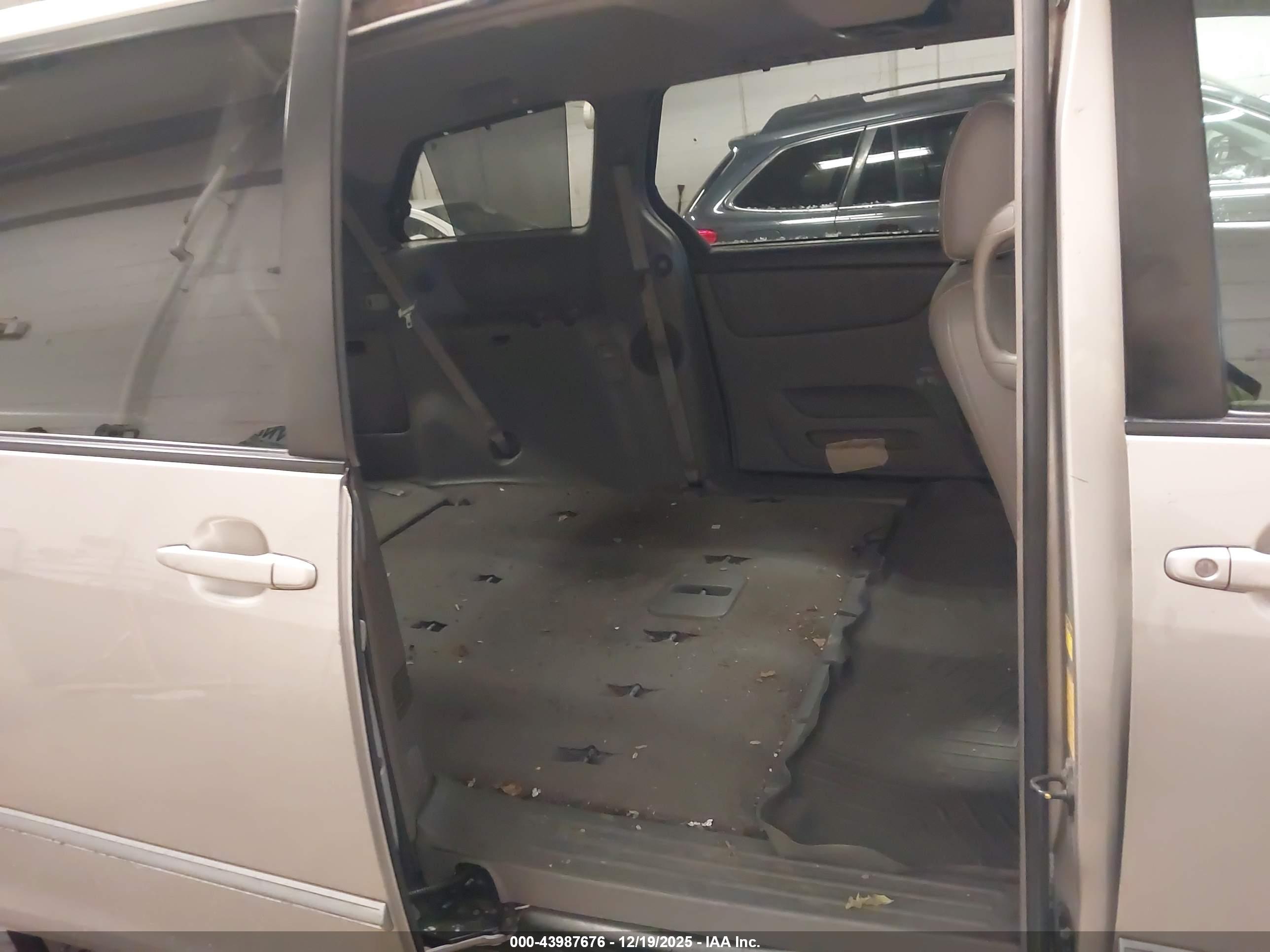 TOYOTA SIENNA image 8