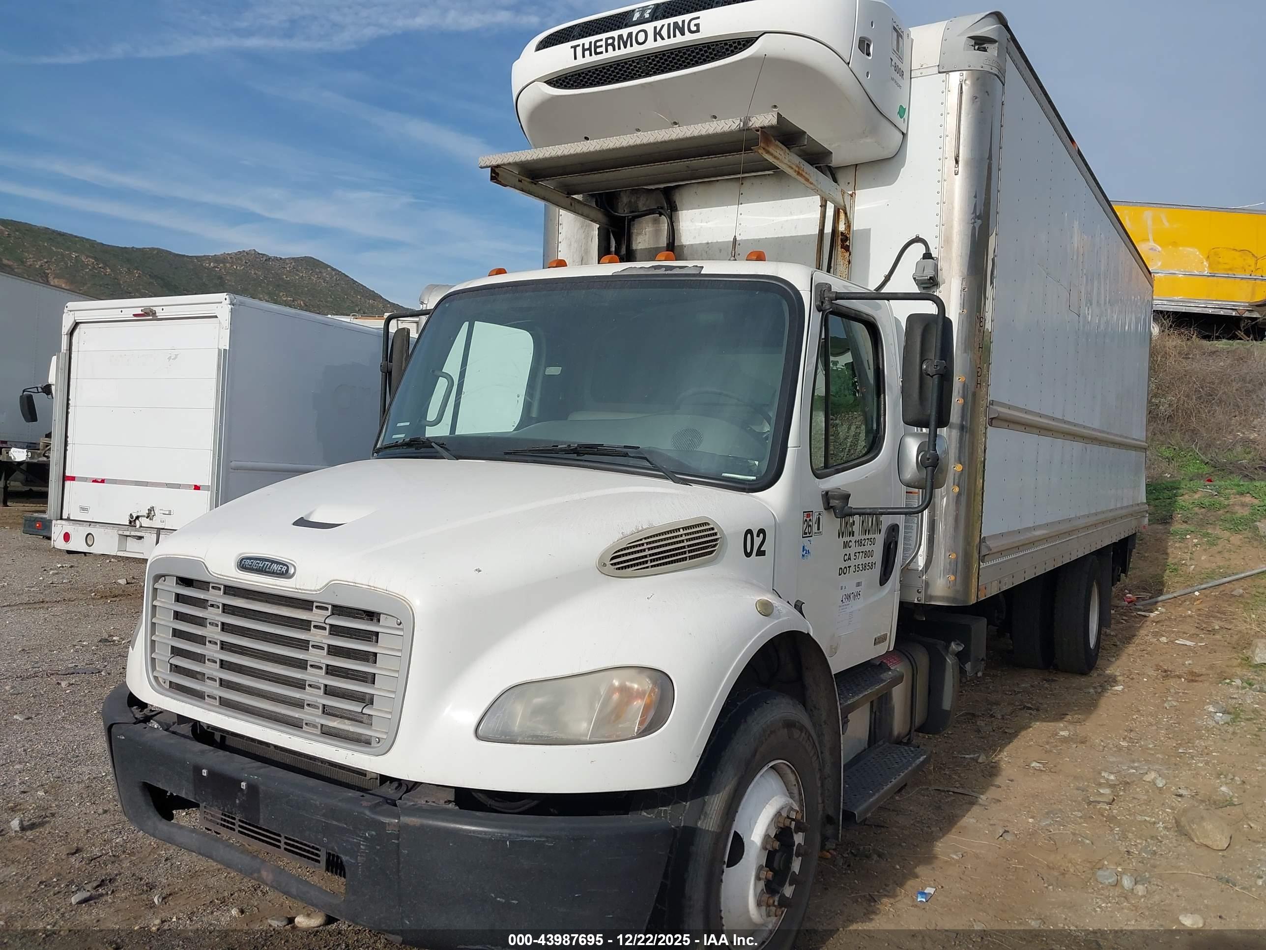 FREIGHTLINER M2 image 2