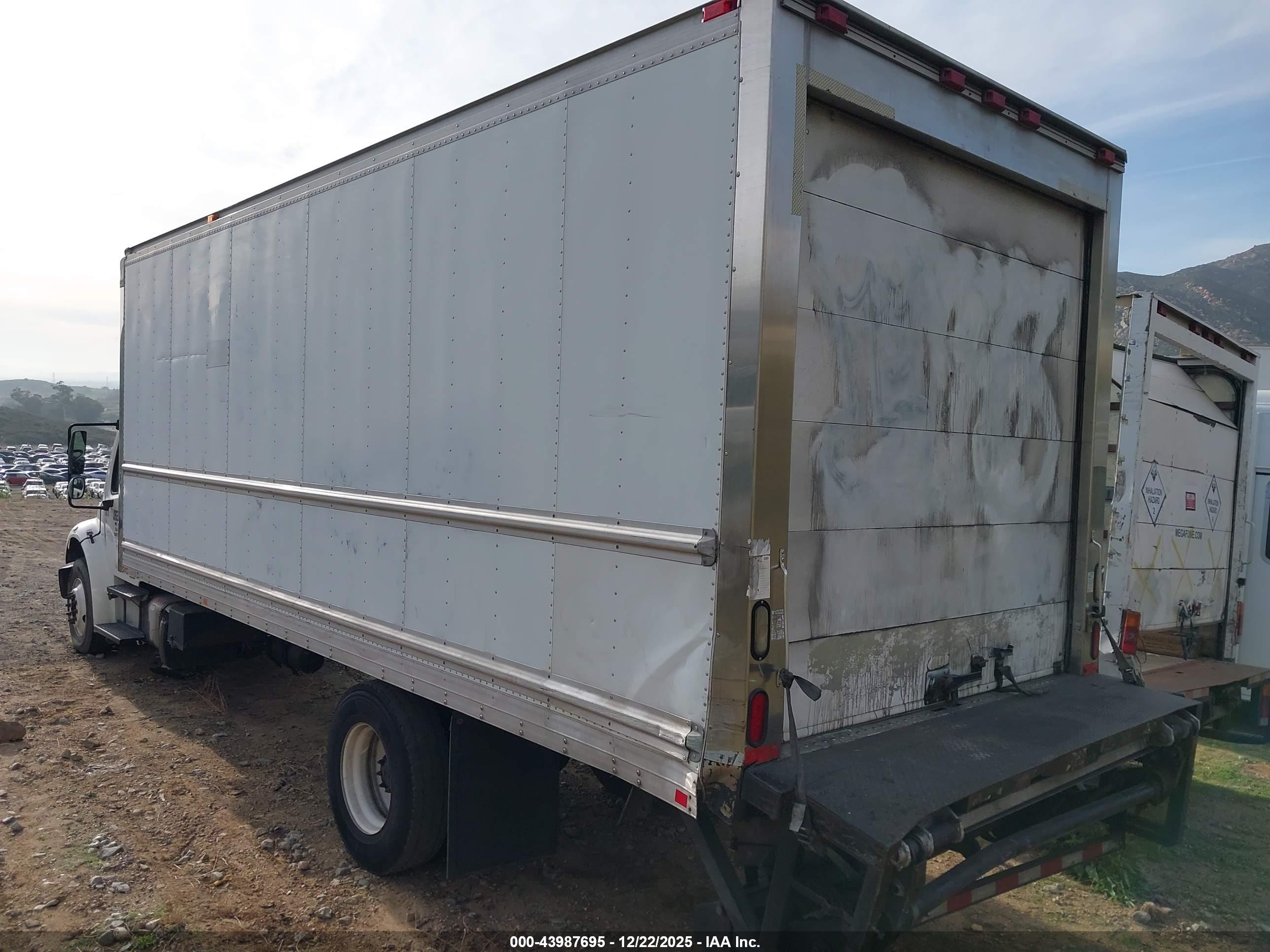 FREIGHTLINER M2 image 3