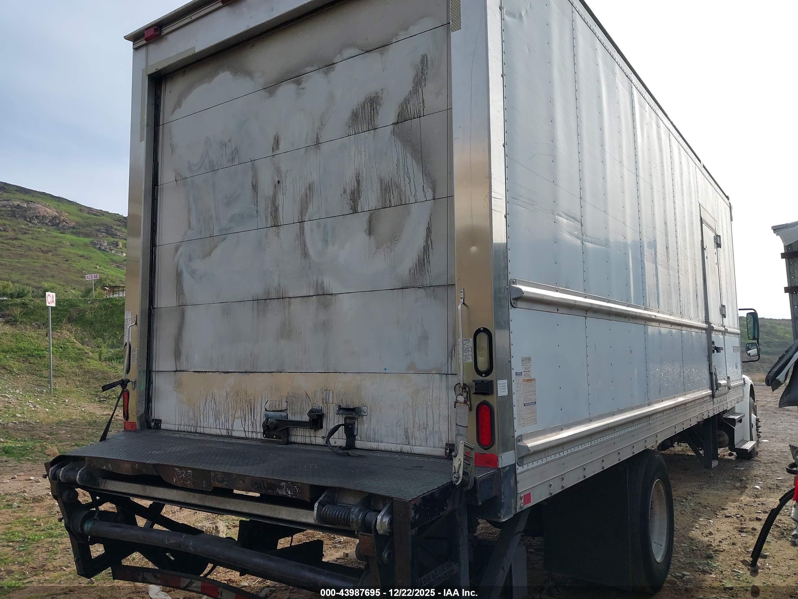 FREIGHTLINER M2 image 4