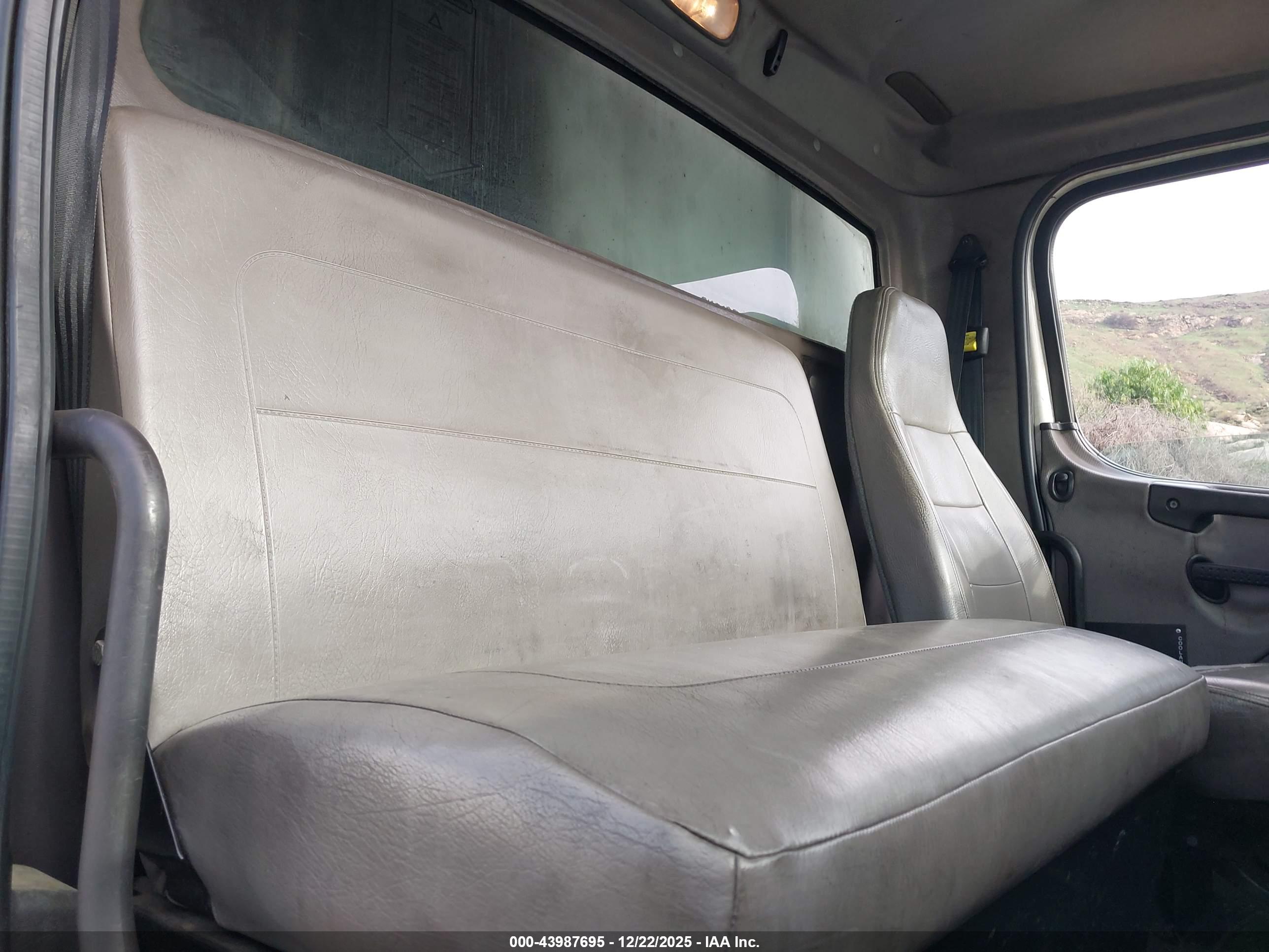 FREIGHTLINER M2 image 7