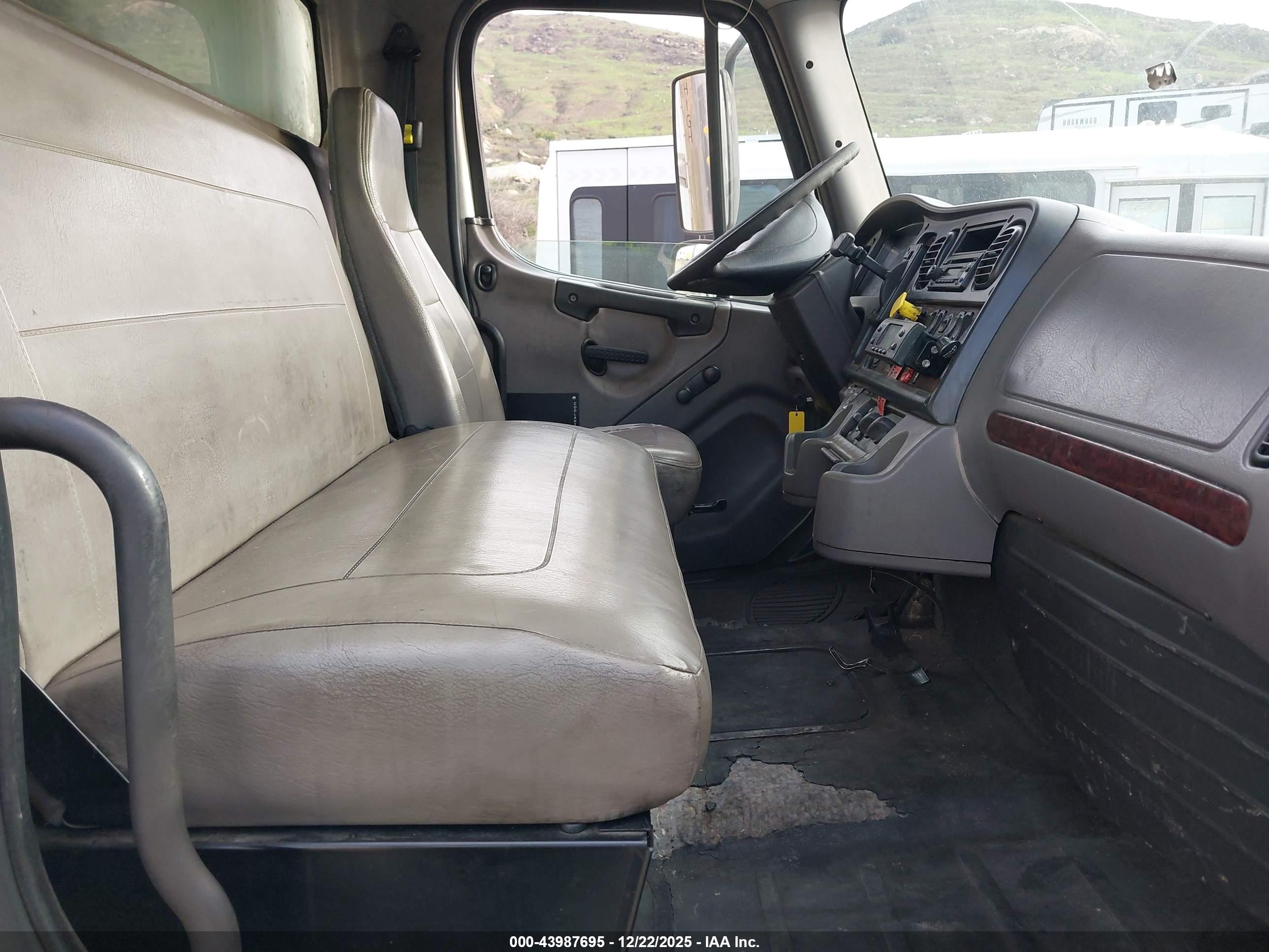 FREIGHTLINER M2 image 8