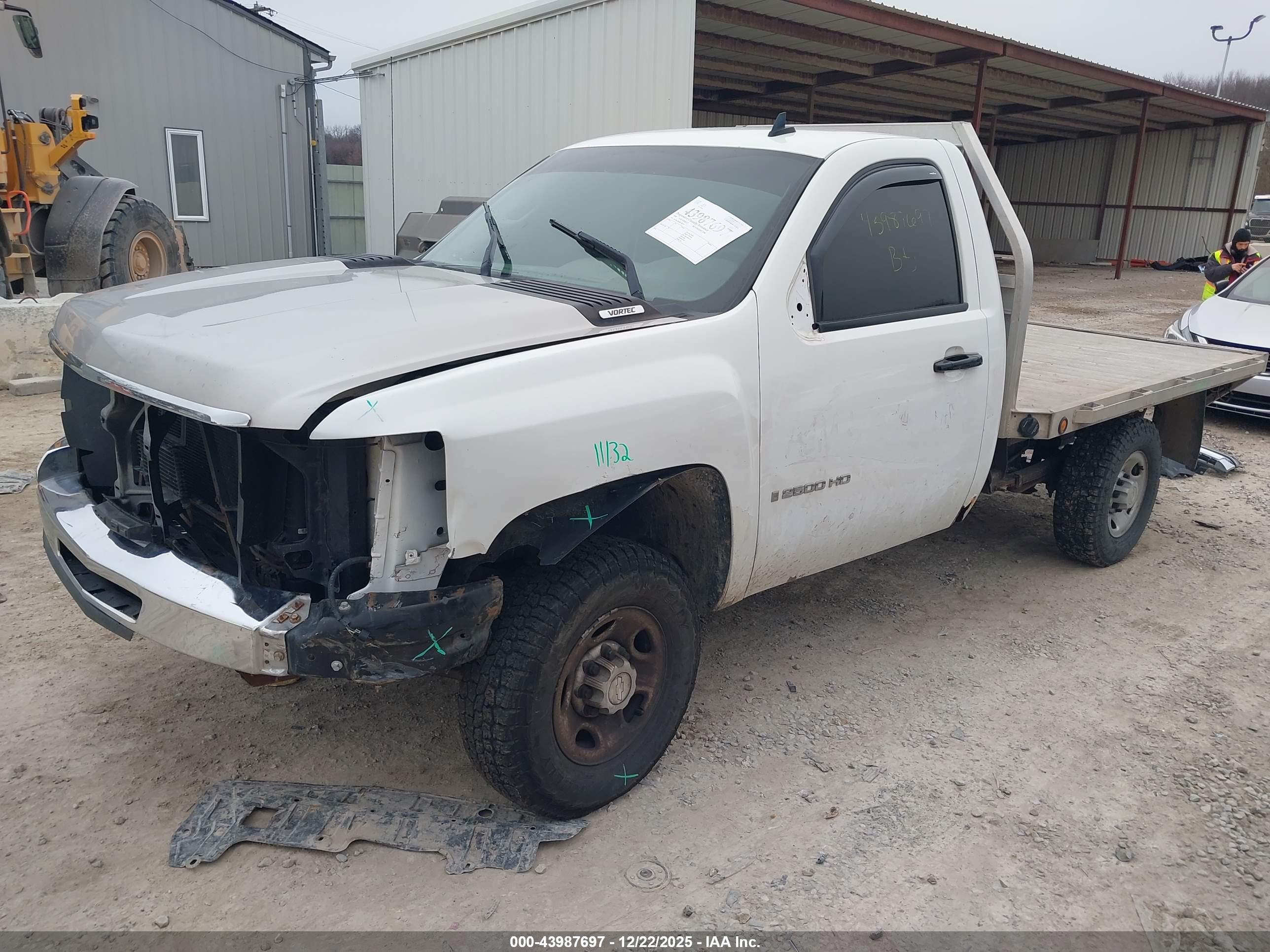 CHEVROLET SILVERADO image 2
