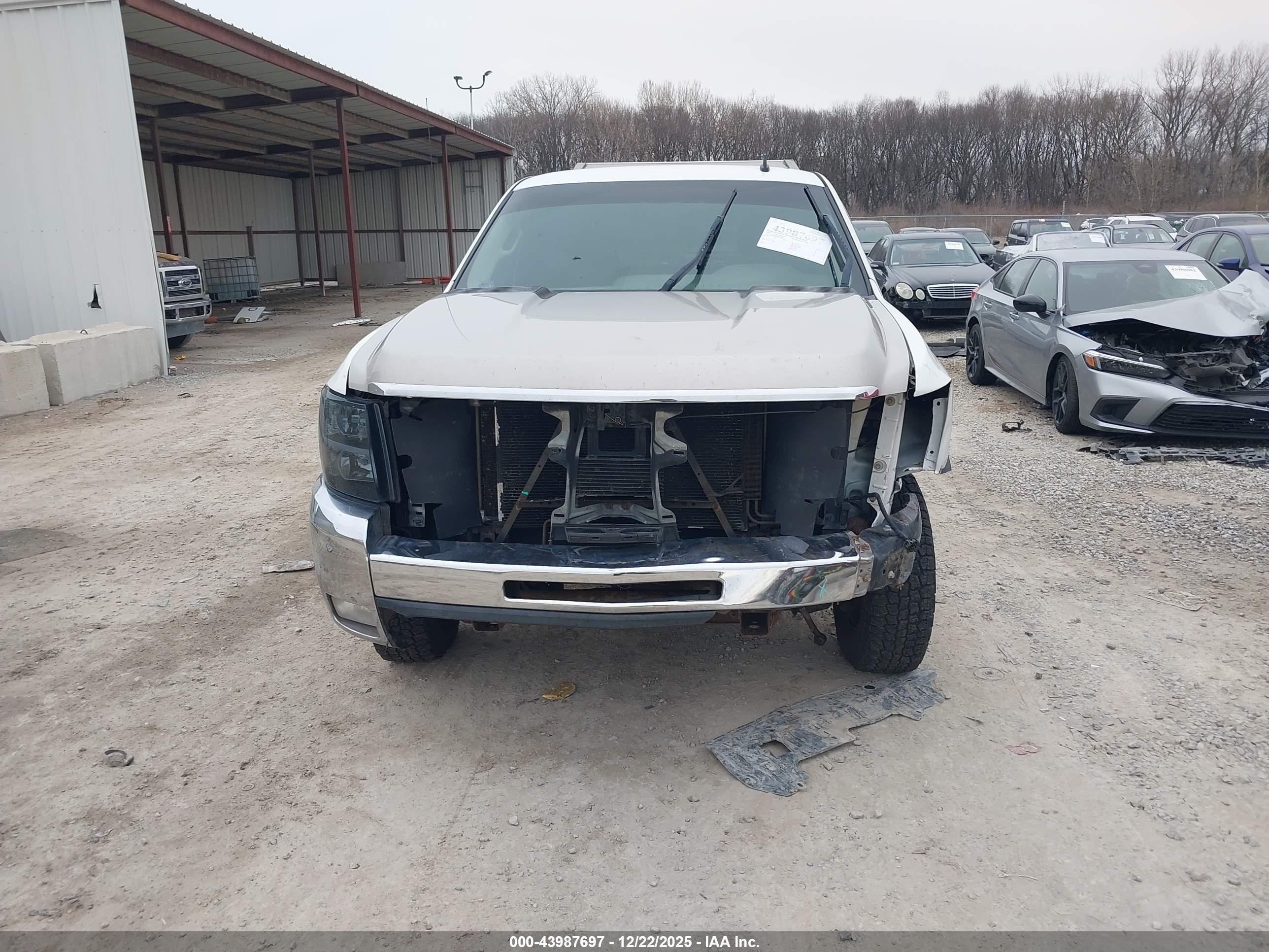 CHEVROLET SILVERADO image 6