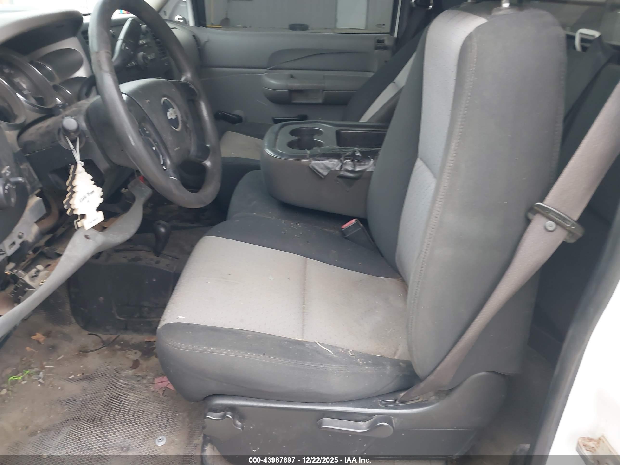 CHEVROLET SILVERADO image 8