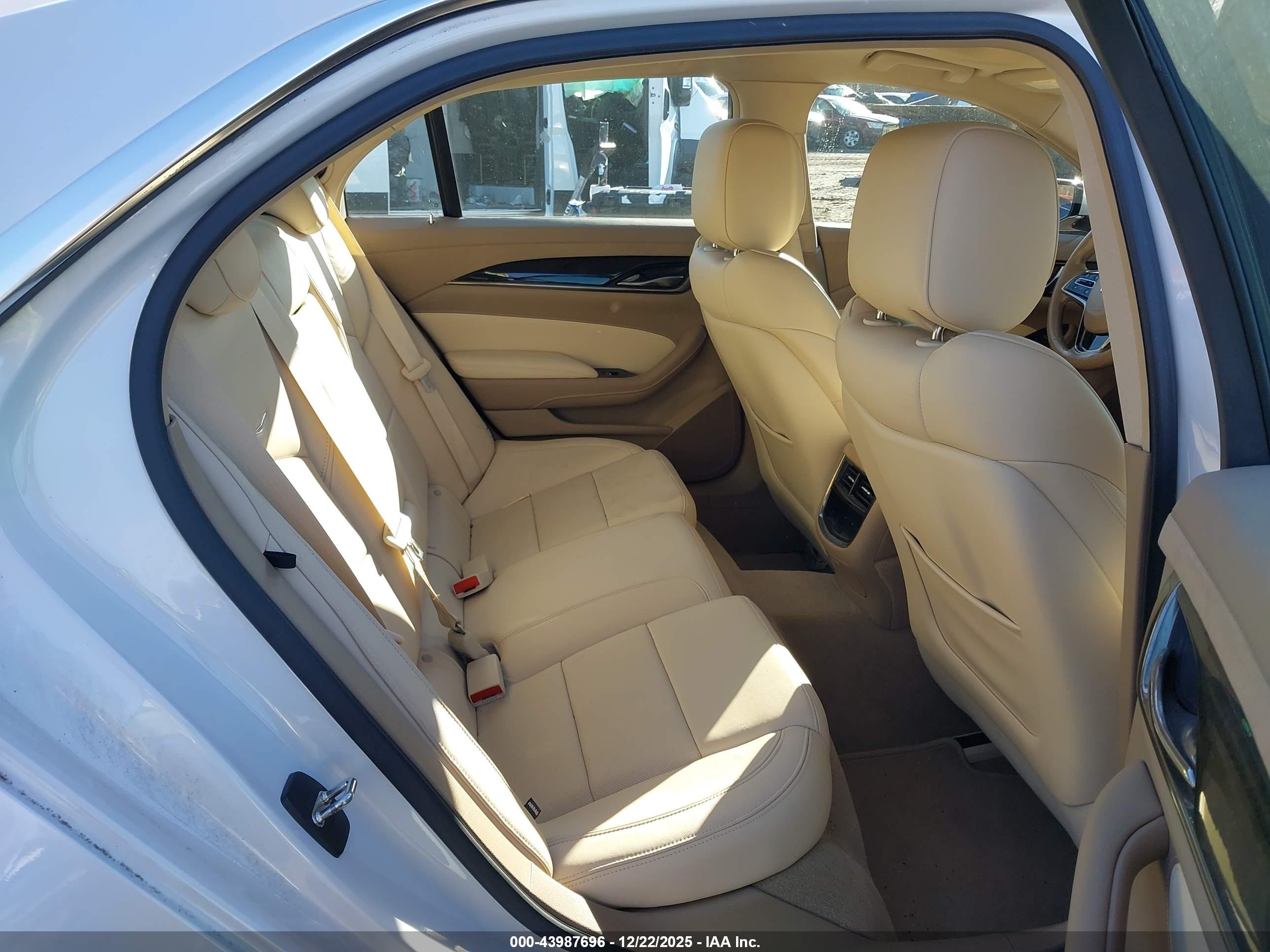 CADILLAC CTS image 8