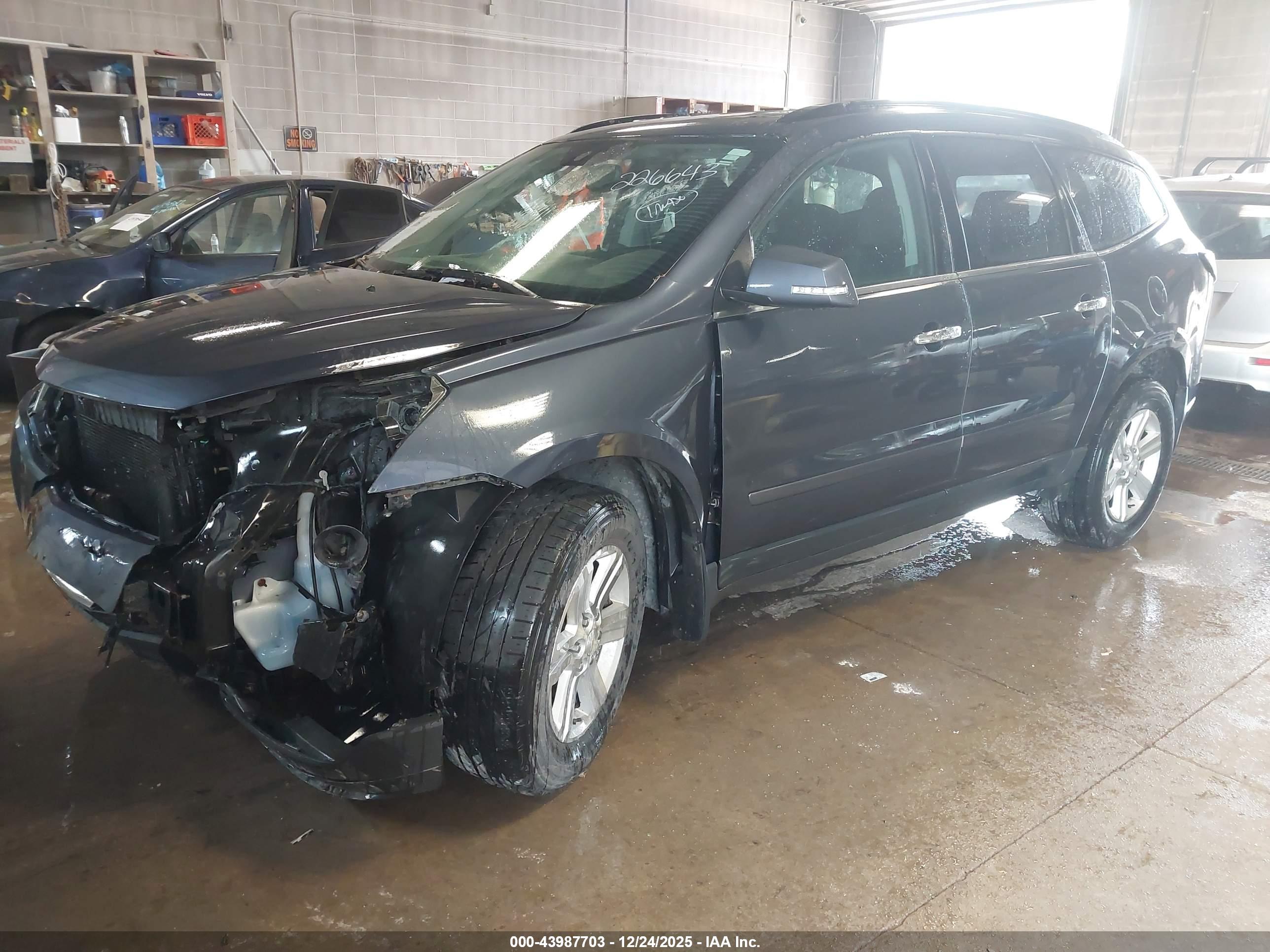 CHEVROLET TRAVERSE image 2