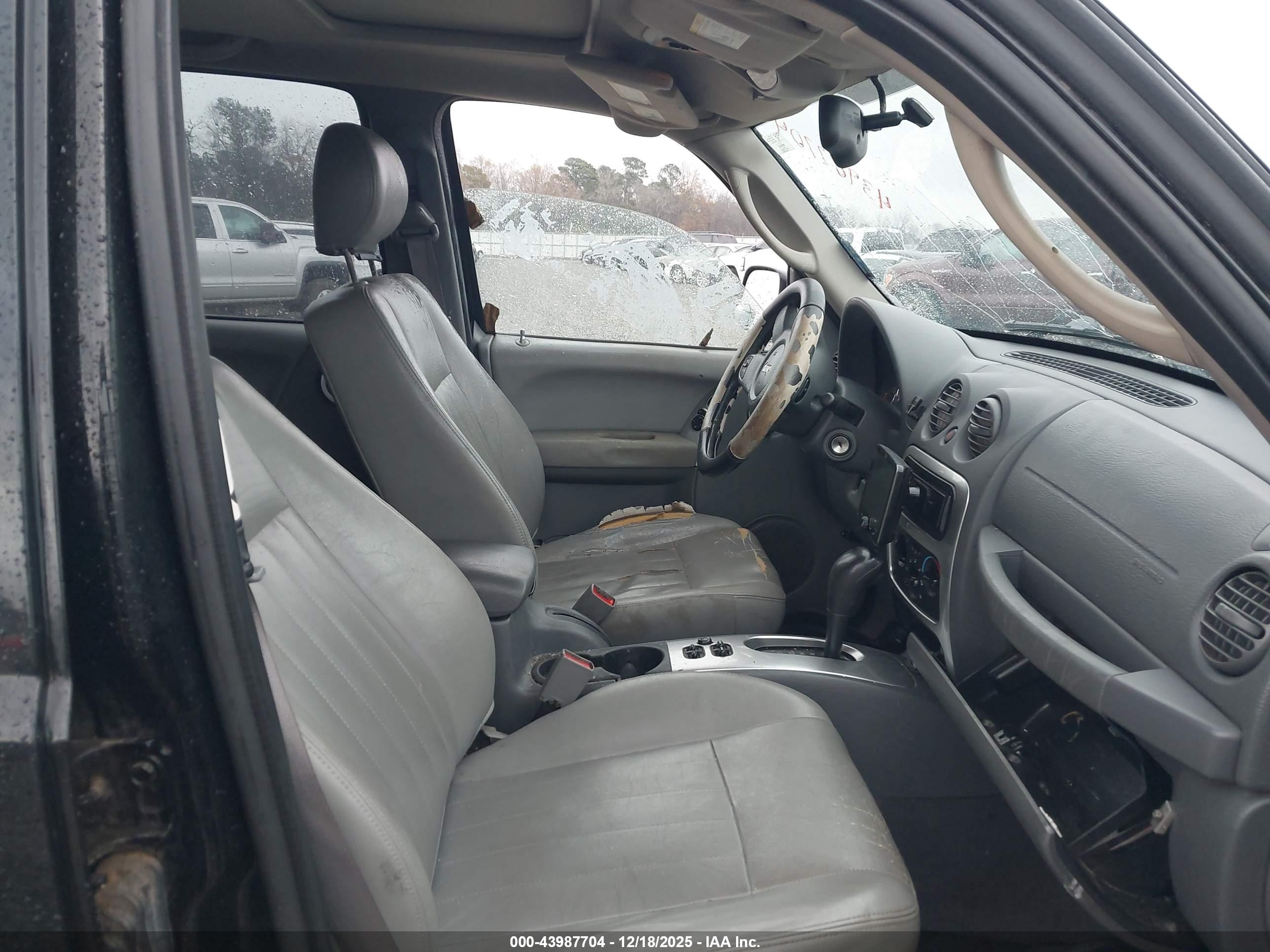 JEEP LIBERTY image 5